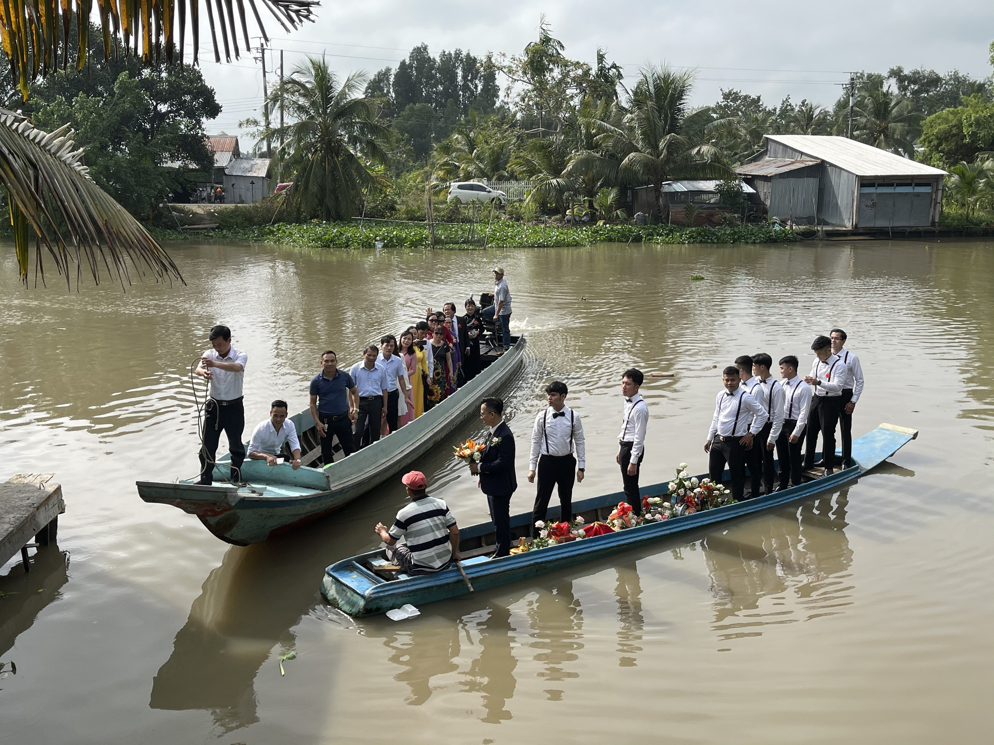 &quot;Choáng&quot; vì Á hậu Thúy An đeo vàng &quot;nặng trĩu&quot; ngày cưới chồng tiến sĩ hơn 10 tuổi - Ảnh 5.