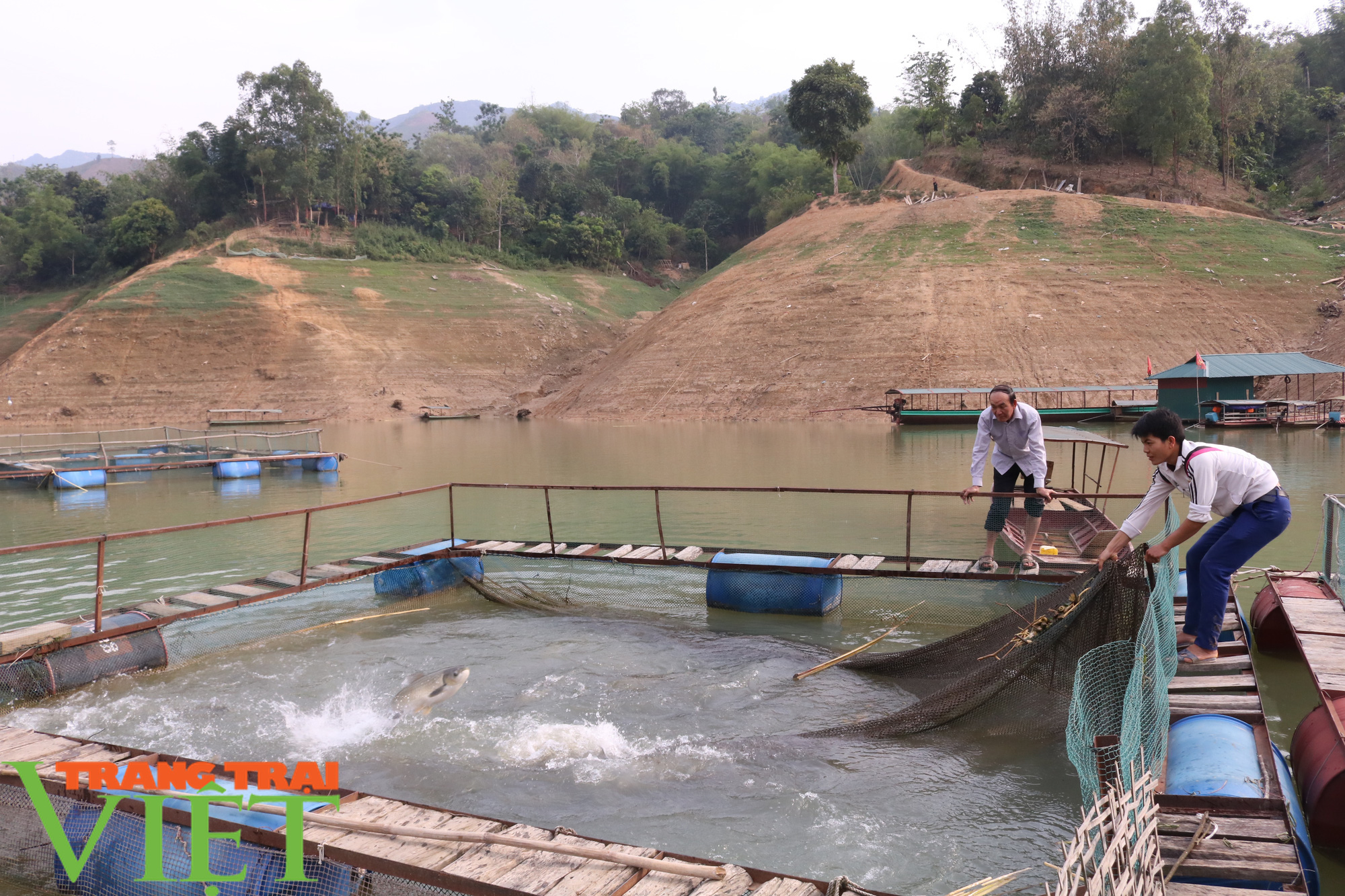 Nông dân xã Nặm Ét giúp nhau phát triển kinh tế - Ảnh 3.