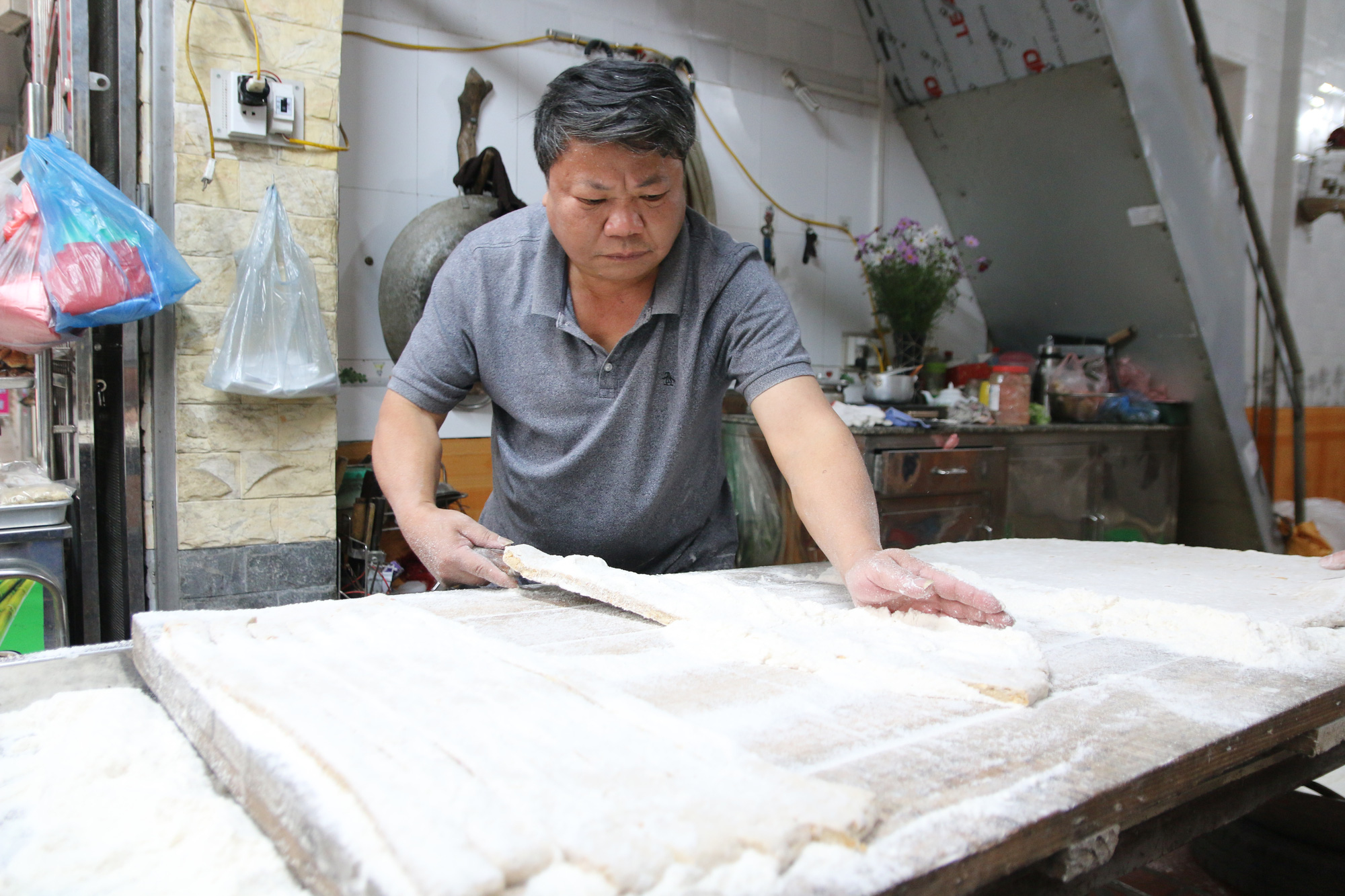 Những người con đất Kim Lũ gìn giữ nghề truyền thống làm chè lam, kẹo dồi - Ảnh 6.