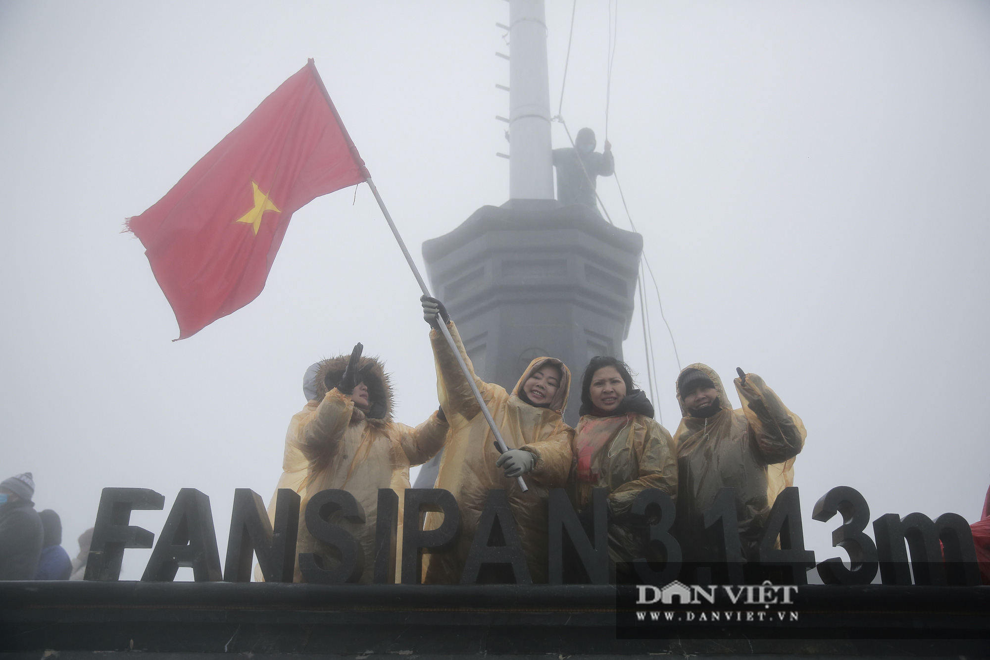 Nhiệt độ xuống -4 độ C, biển người chen nhau trên đỉnh Fansipan chờ băng tuyết - Ảnh 10.