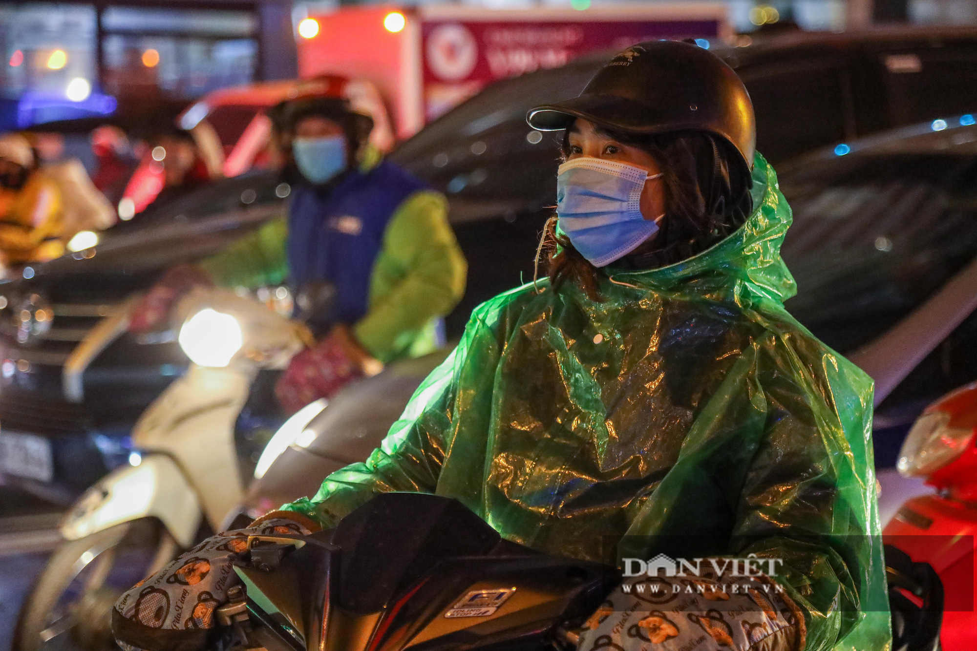 Trời không mưa, người Hà Nội vẫn mặc áo mưa ra đường ngày lạnh buốt 10 độ C - Ảnh 11.