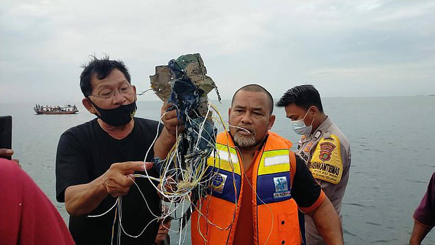 Truyền thông: Tìm thấy thi thể và mảnh vỡ tại địa điểm máy bay Boeing của Indonesia rơi - Ảnh 1.