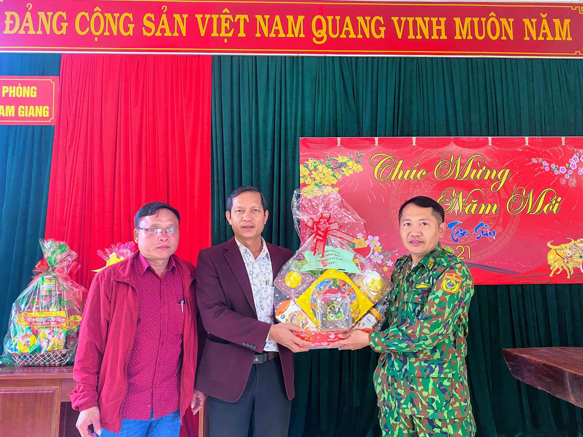 Quảng Nam: Trao 200 suất quà tết cho người dân xã La Dêê và Đắc Tôi - Ảnh 1.
