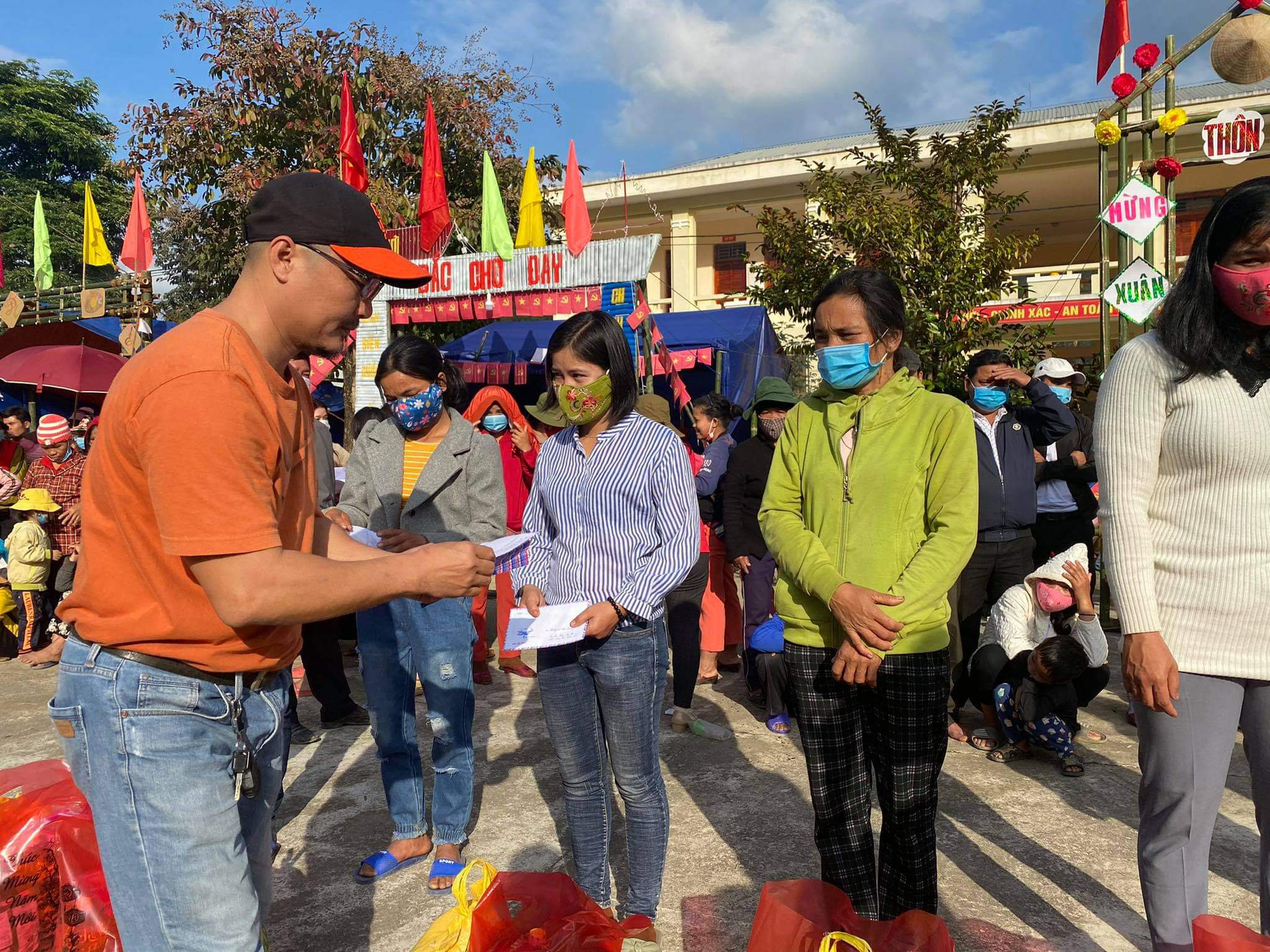 Quảng Nam: Trao 200 suất quà tết cho người dân xã La Dêê và Đắc Tôi - Ảnh 3.
