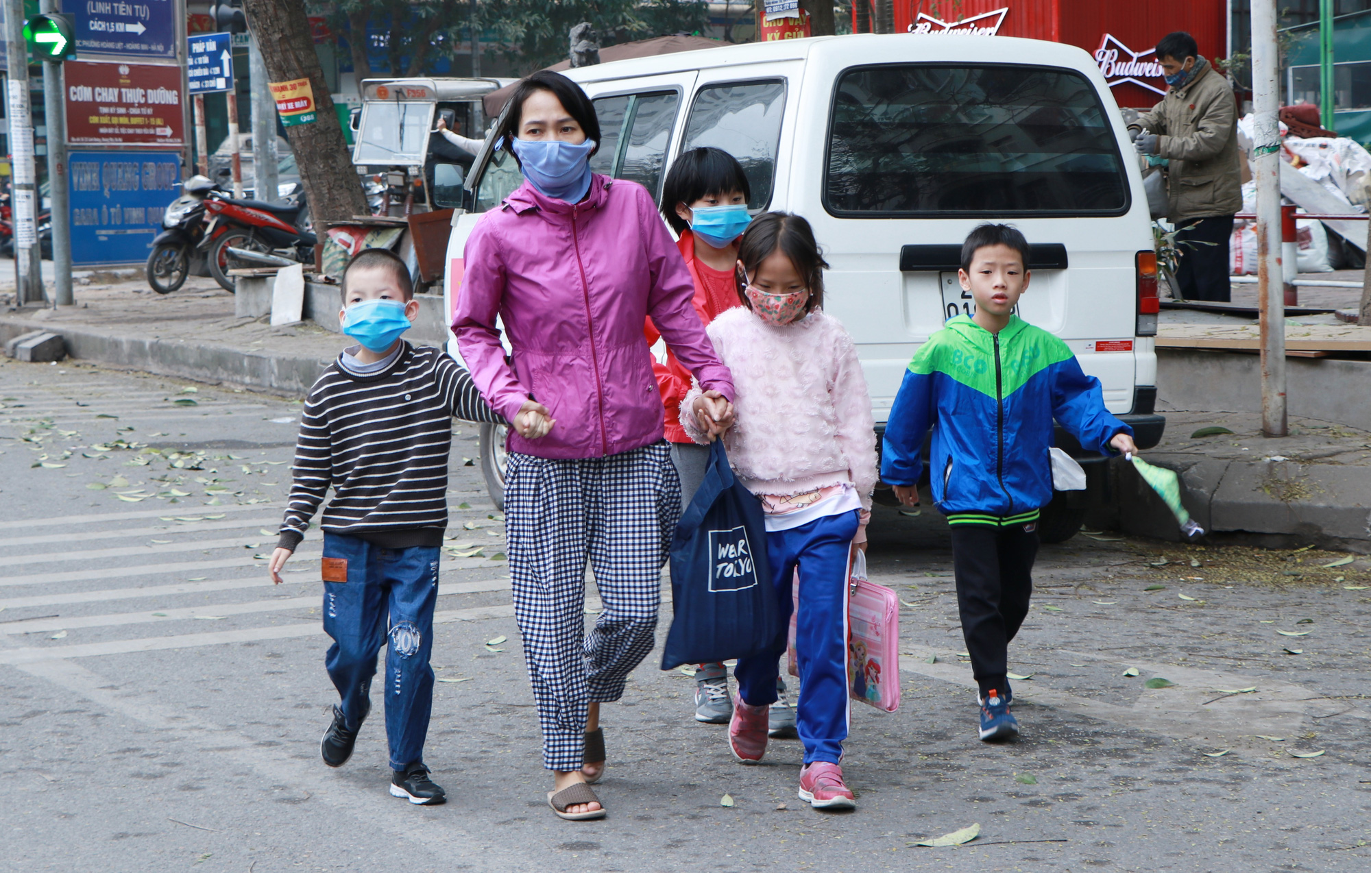 Học sinh Hà Nội đồng loạt được nghỉ học, phụ huynh vật lộn đưa con về quê, nhờ hàng xóm thay nhau trông con - Ảnh 4.