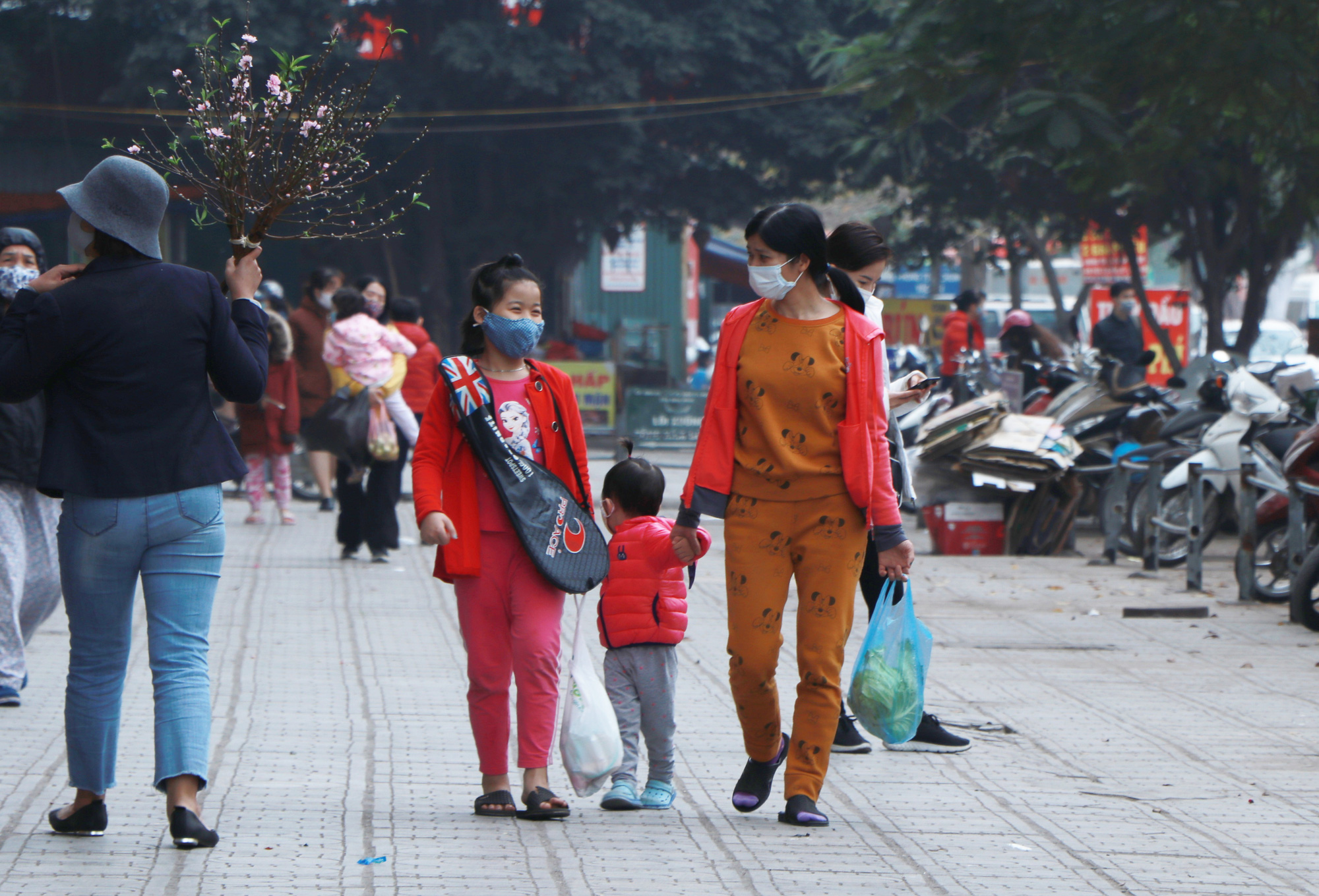 Học sinh Hà Nội đồng loạt được nghỉ học, phụ huynh vật lộn đưa con về quê, nhờ hàng xóm thay nhau trông con - Ảnh 1.