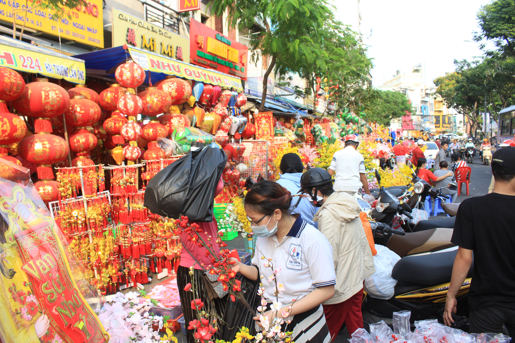 Với chợ trang trí Tết đa dạng và phong phú nhất, bạn sẽ không thể tìm thấy đâu ngoài hình ảnh của chúng tôi. Hãy đến và khám phá những món đồ trang trí độc đáo cho ngày Tết tuyệt vời nhất.