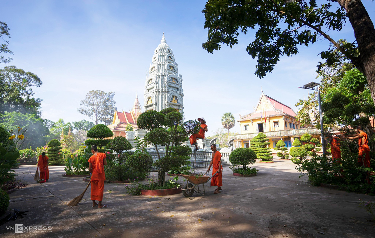 Ngày giáp Tết trong chùa có tượng Phật nằm khổng lồ - Ảnh 1.