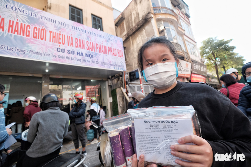 Người Hà Nội chen nhau mua pháo hoa về chơi Tết - Ảnh 9.