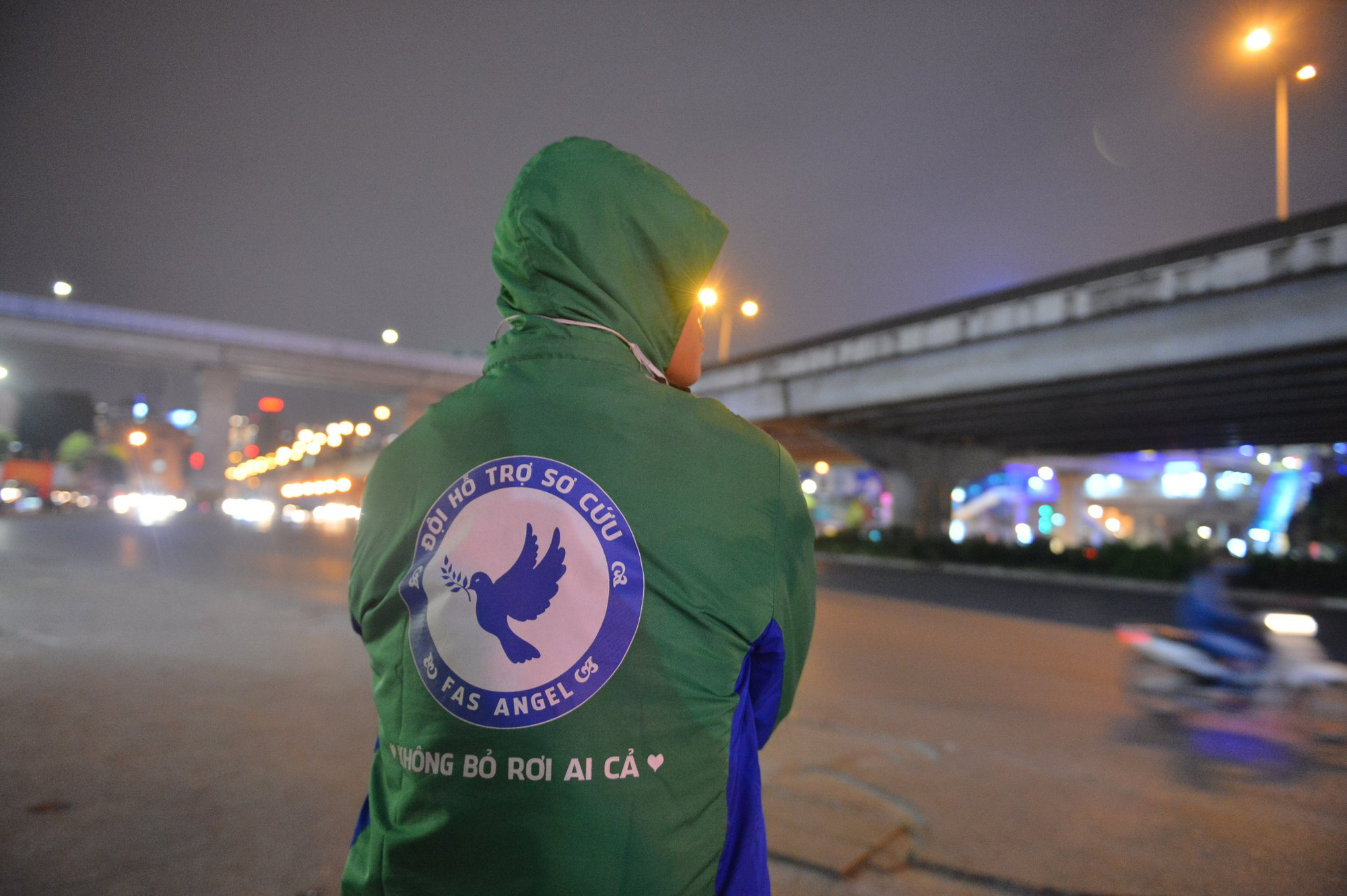 Chuyện về đội cứu hộ làm xuyên đêm, giúp đỡ hàng nghìn người gặp nạn trên đường phố Hà Nội - Ảnh 8.