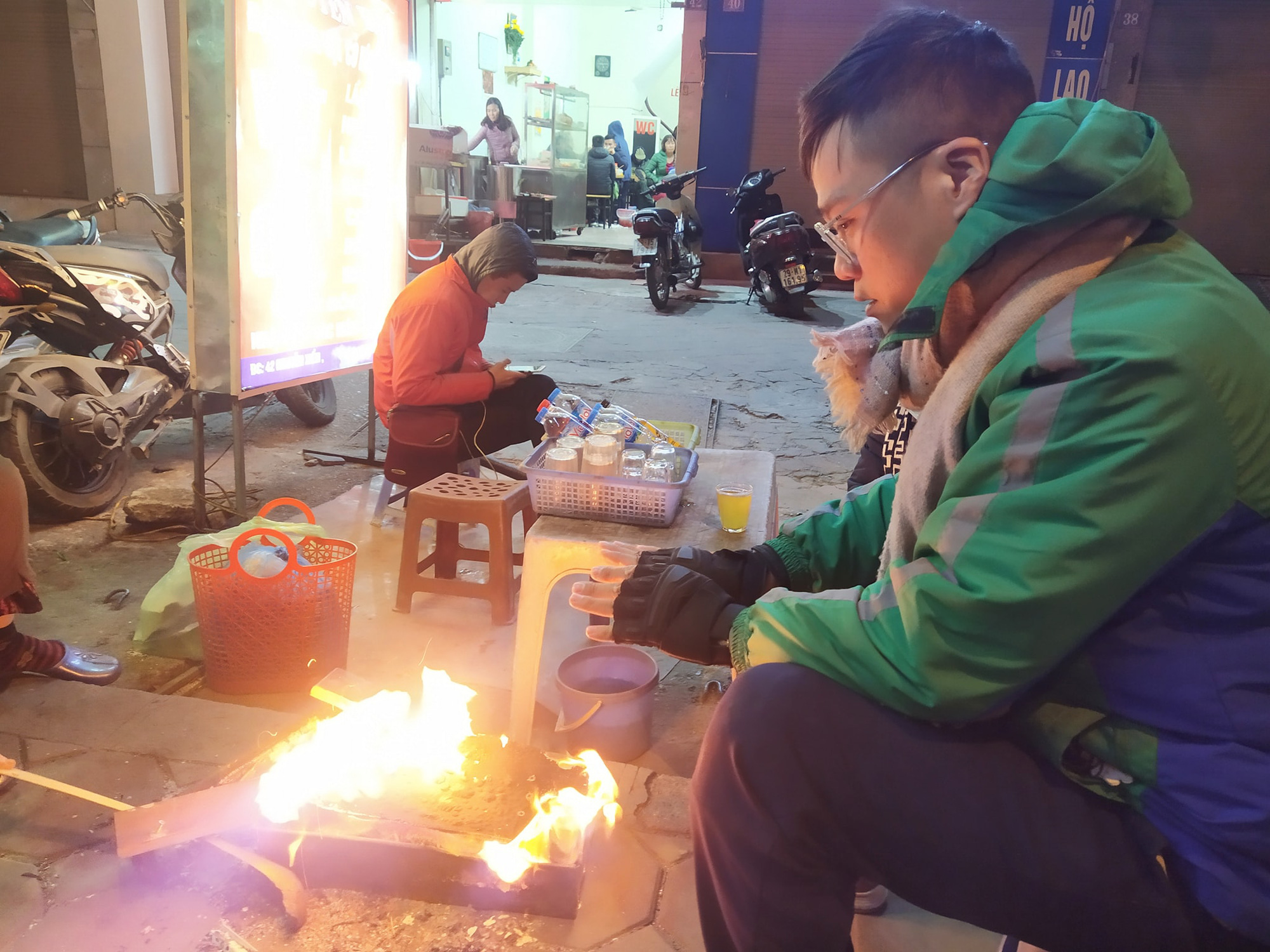Chuyện về đội cứu hộ làm xuyên đêm, giúp đỡ hàng nghìn người gặp nạn trên đường phố Hà Nội - Ảnh 2.