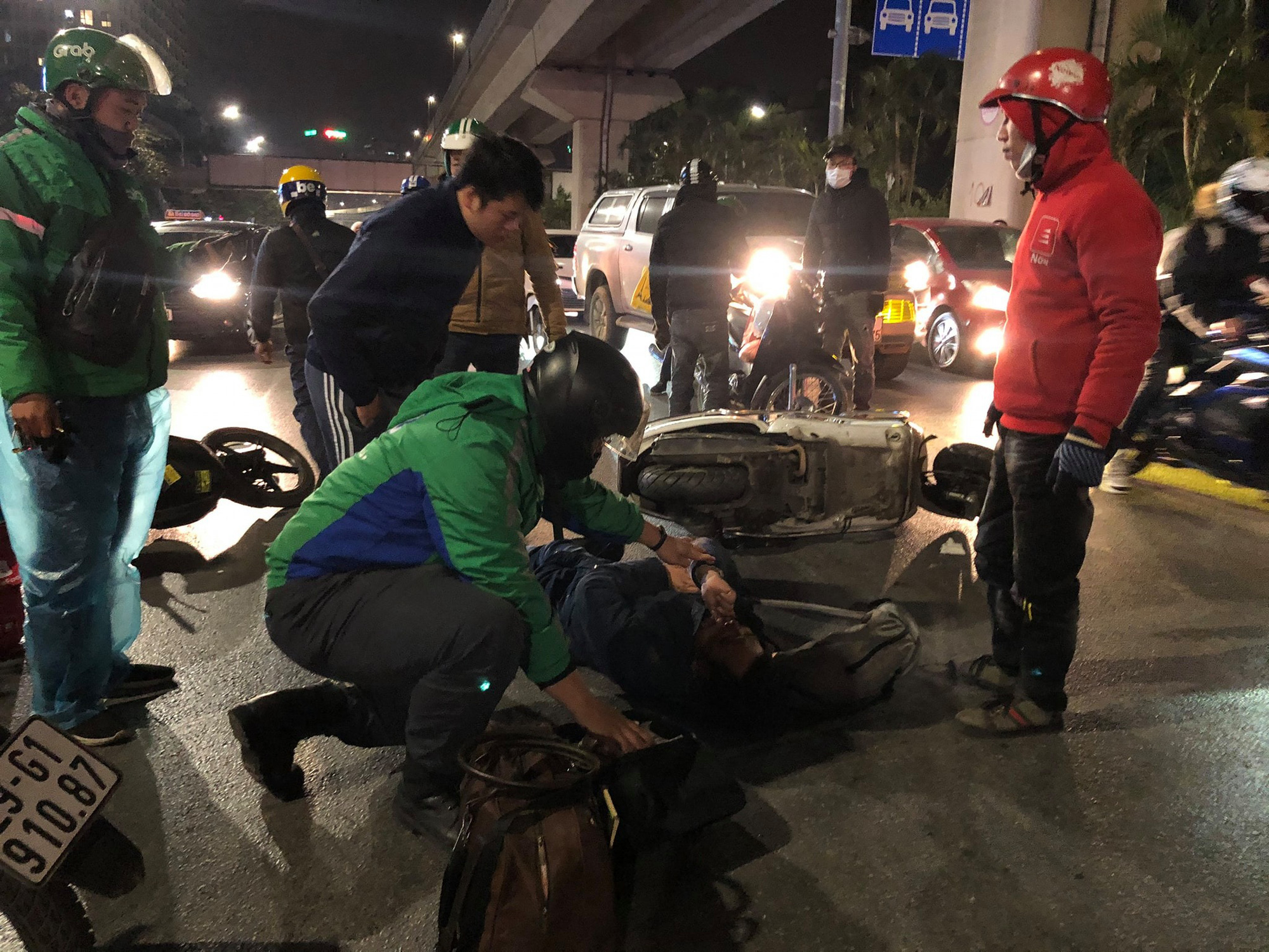 Chuyện về đội cứu hộ làm xuyên đêm, giúp đỡ hàng nghìn người gặp nạn trên đường phố Hà Nội - Ảnh 4.