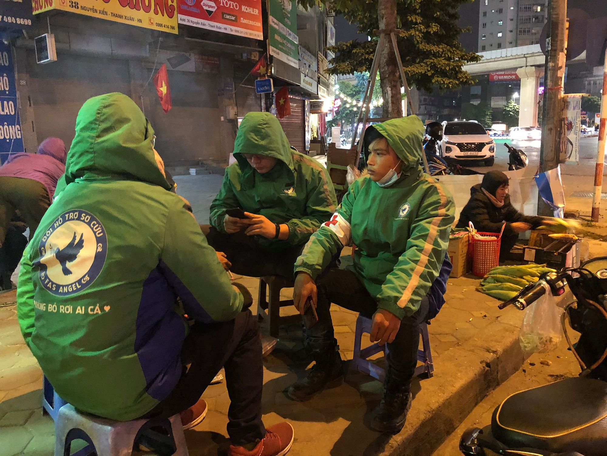 Chuyện về đội cứu hộ làm xuyên đêm, giúp đỡ hàng nghìn người gặp nạn trên đường phố Hà Nội - Ảnh 1.