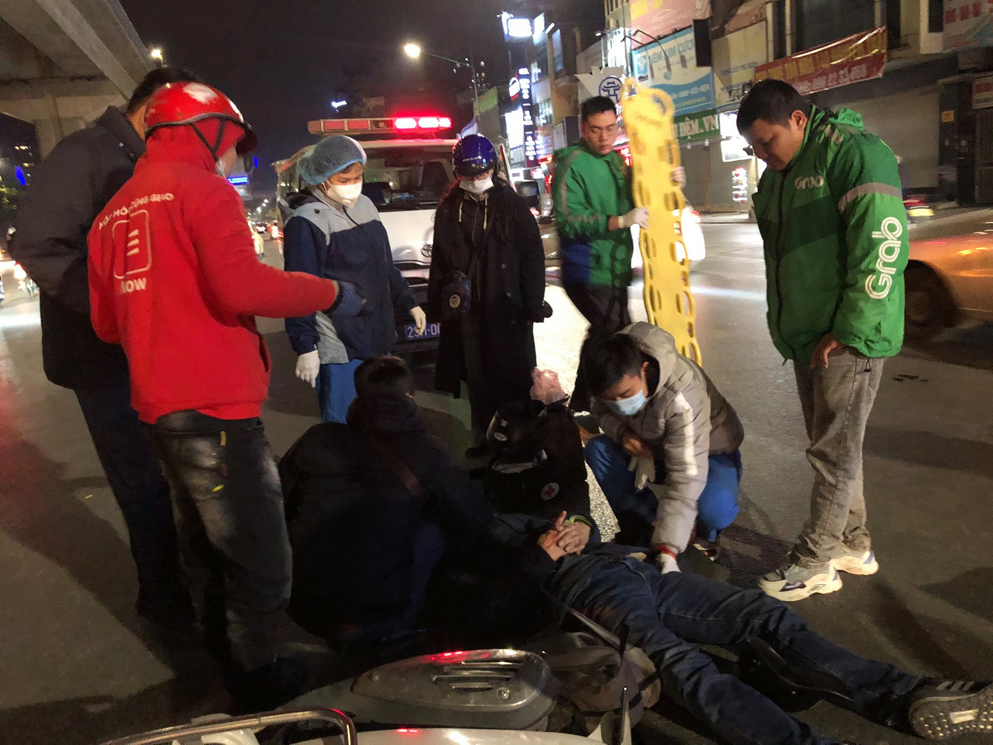 Chuyện về đội cứu hộ làm xuyên đêm, giúp đỡ hàng nghìn người gặp nạn trên đường phố Hà Nội - Ảnh 13.