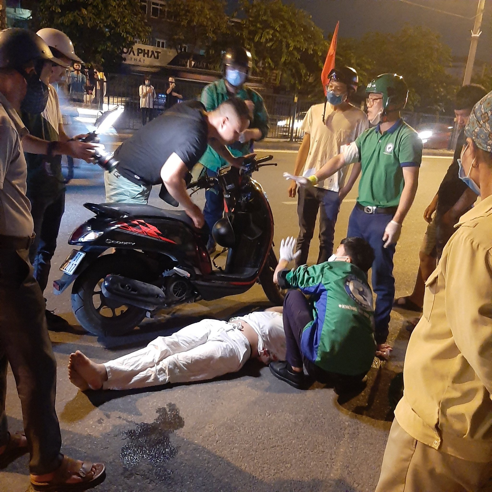Chuyện về đội cứu hộ làm xuyên đêm, giúp đỡ hàng nghìn người gặp nạn trên đường phố Hà Nội - Ảnh 10.