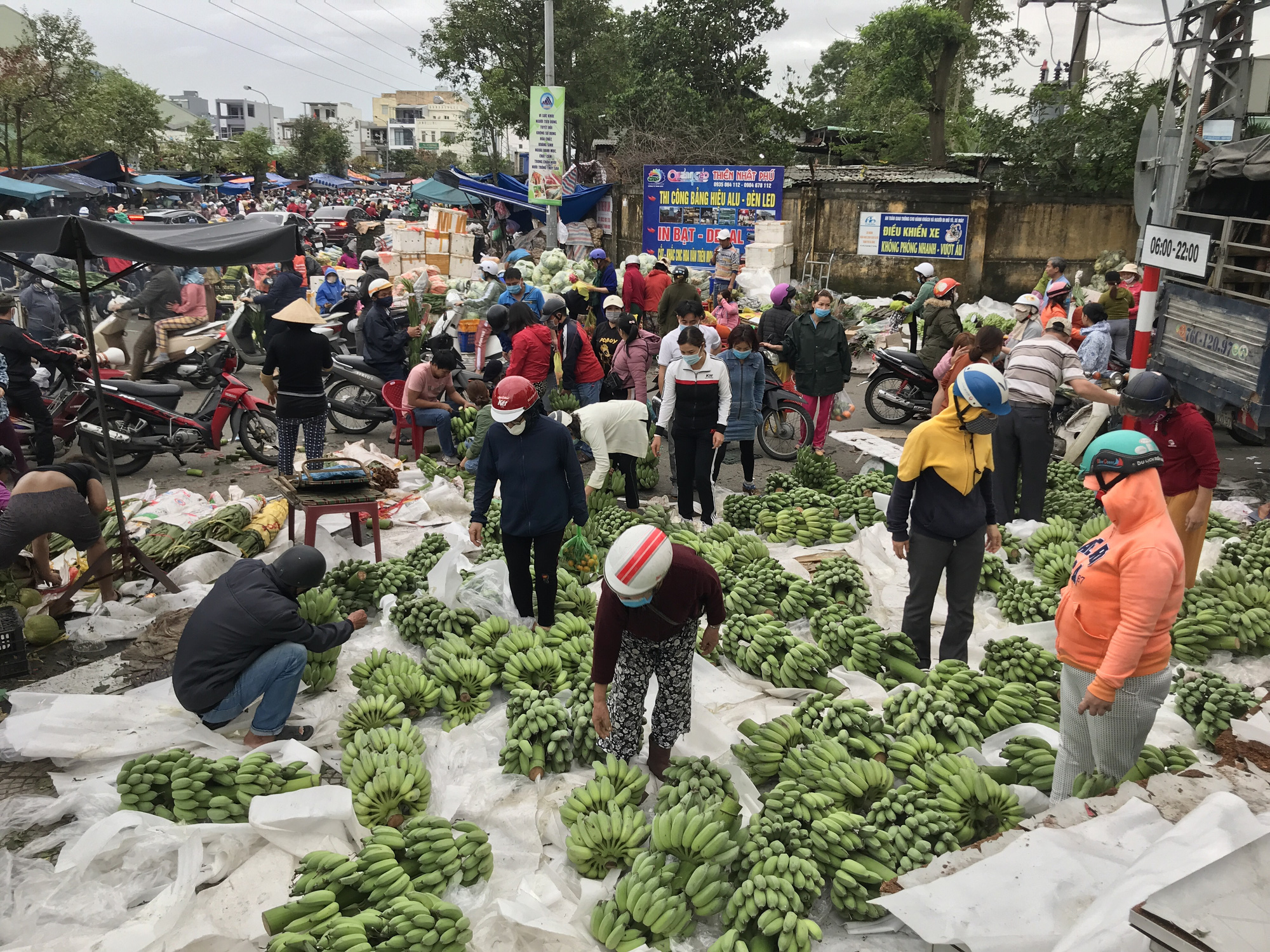 Đà Nẵng: Chợ lớn nhất thành phố tấp nập người và xe sáng 29 Tết - Ảnh 2.