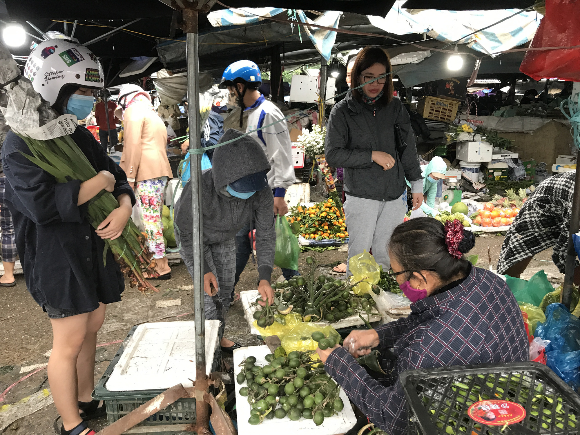 Đà Nẵng: Chợ lớn nhất thành phố tấp nập người và xe sáng 29 Tết - Ảnh 5.