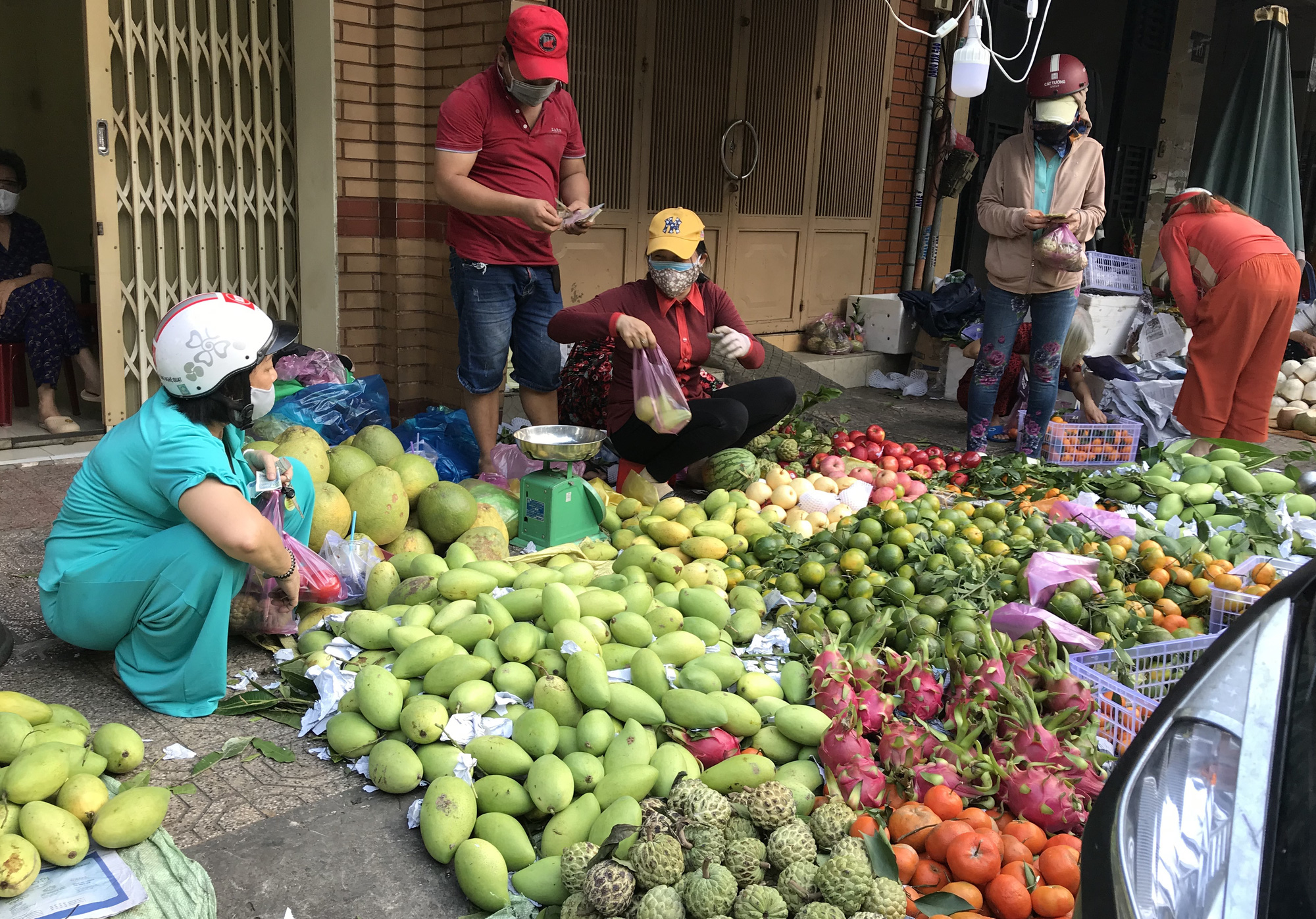 TP.HCM: Chợ, siêu thị đông nghẹt ngày 29 Tết, &quot;Tết tới thật rồi&quot; - Ảnh 3.