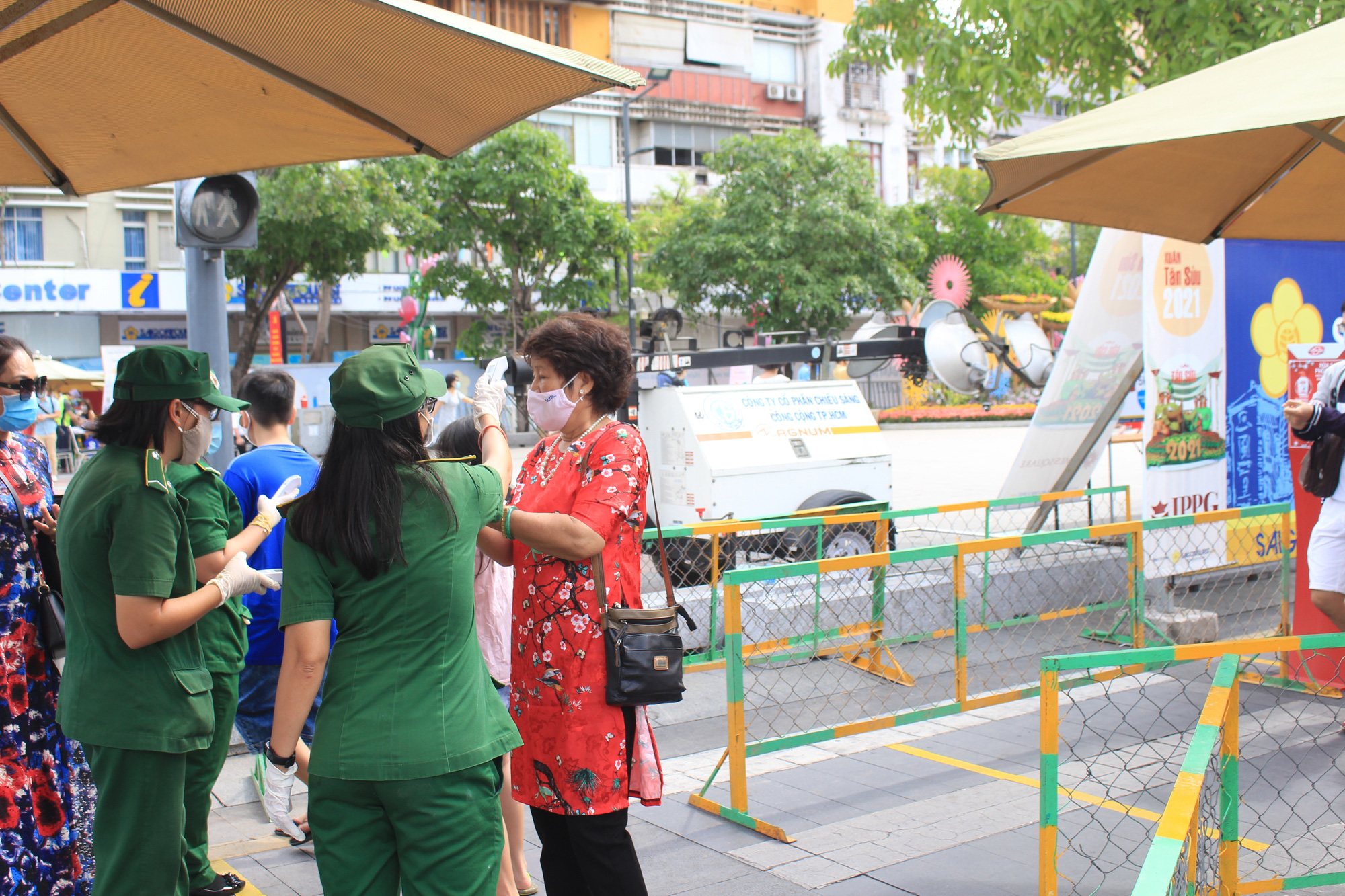 TP.HCM: Đường hoa Nguyễn Huệ mở cửa, người dân vui vẻ đeo khẩu trang kín mít chụp hình - Ảnh 1.