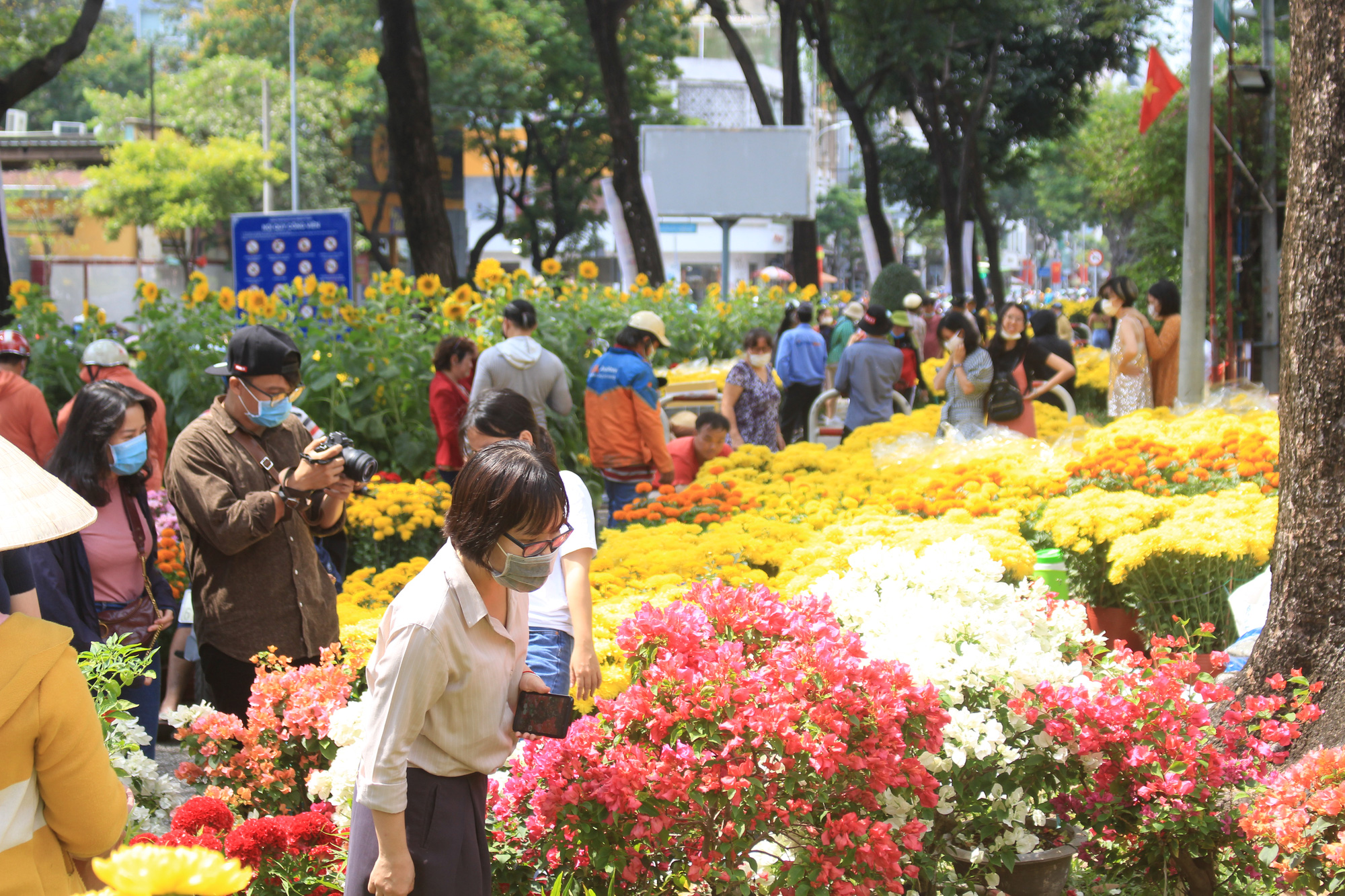 Chợ hoa &quot;nhà giàu&quot; Sài Gòn chỉ còn hơn chục cây đào, nhiều người bắt đầu đổ xô đi mua hoa - Ảnh 1.