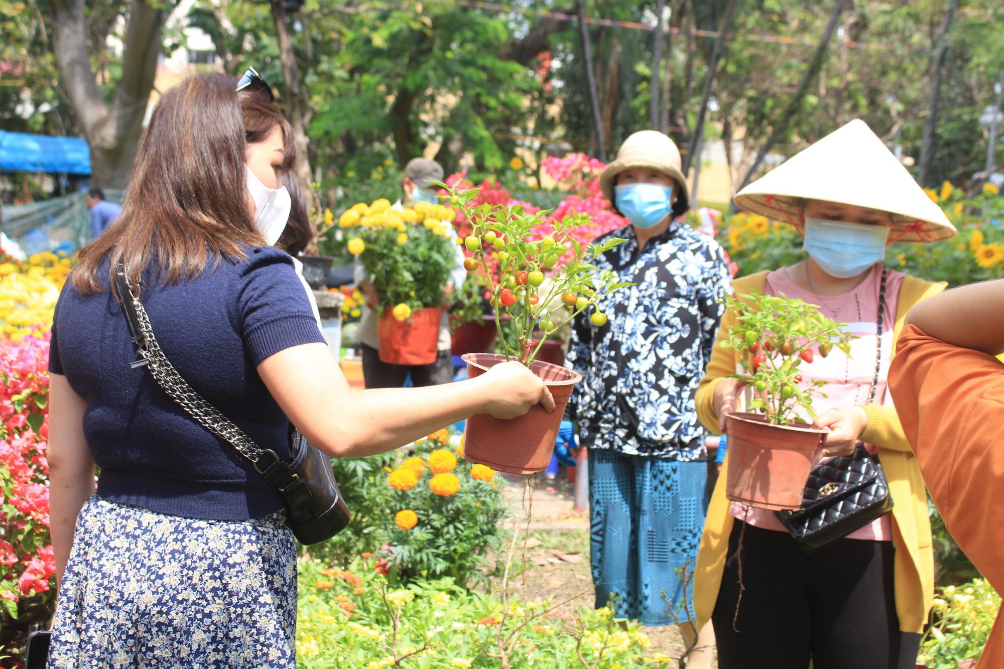 Chợ hoa &quot;nhà giàu&quot; Sài Gòn chỉ còn hơn chục cây đào, nhiều người bắt đầu đổ xô đi mua hoa - Ảnh 6.