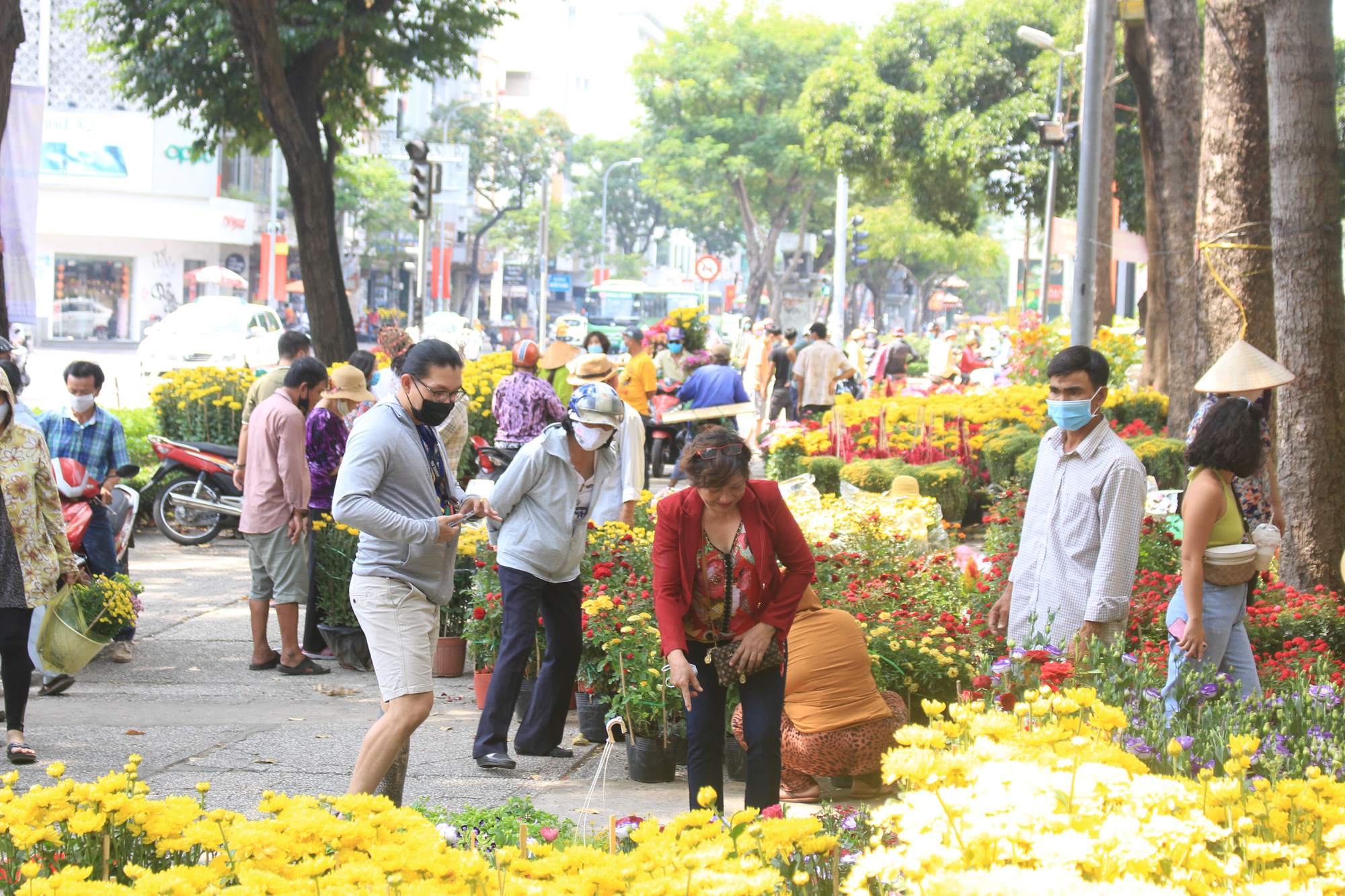 Chợ hoa &quot;nhà giàu&quot; Sài Gòn chỉ còn hơn chục cây đào, nhiều người bắt đầu đổ xô đi mua hoa - Ảnh 2.