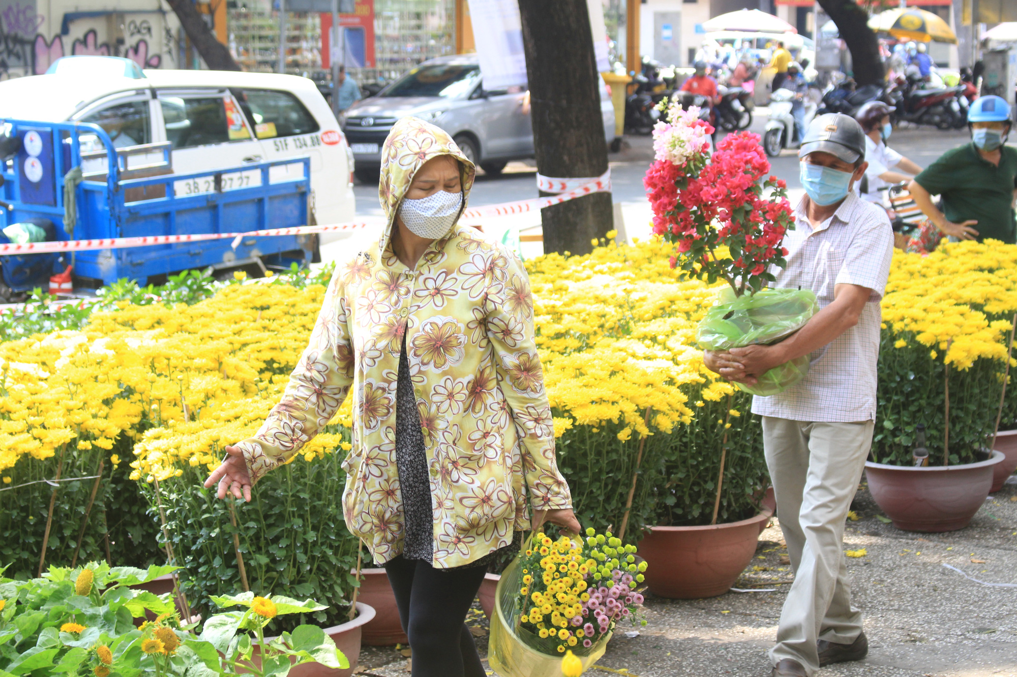 Chợ hoa &quot;nhà giàu&quot; Sài Gòn chỉ còn hơn chục cây đào, nhiều người bắt đầu đổ xô đi mua hoa - Ảnh 4.
