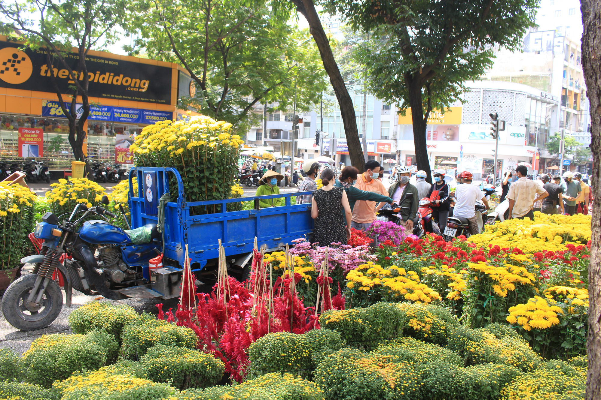 Chợ hoa &quot;nhà giàu&quot; Sài Gòn chỉ còn hơn chục cây đào, nhiều người bắt đầu đổ xô đi mua hoa - Ảnh 13.