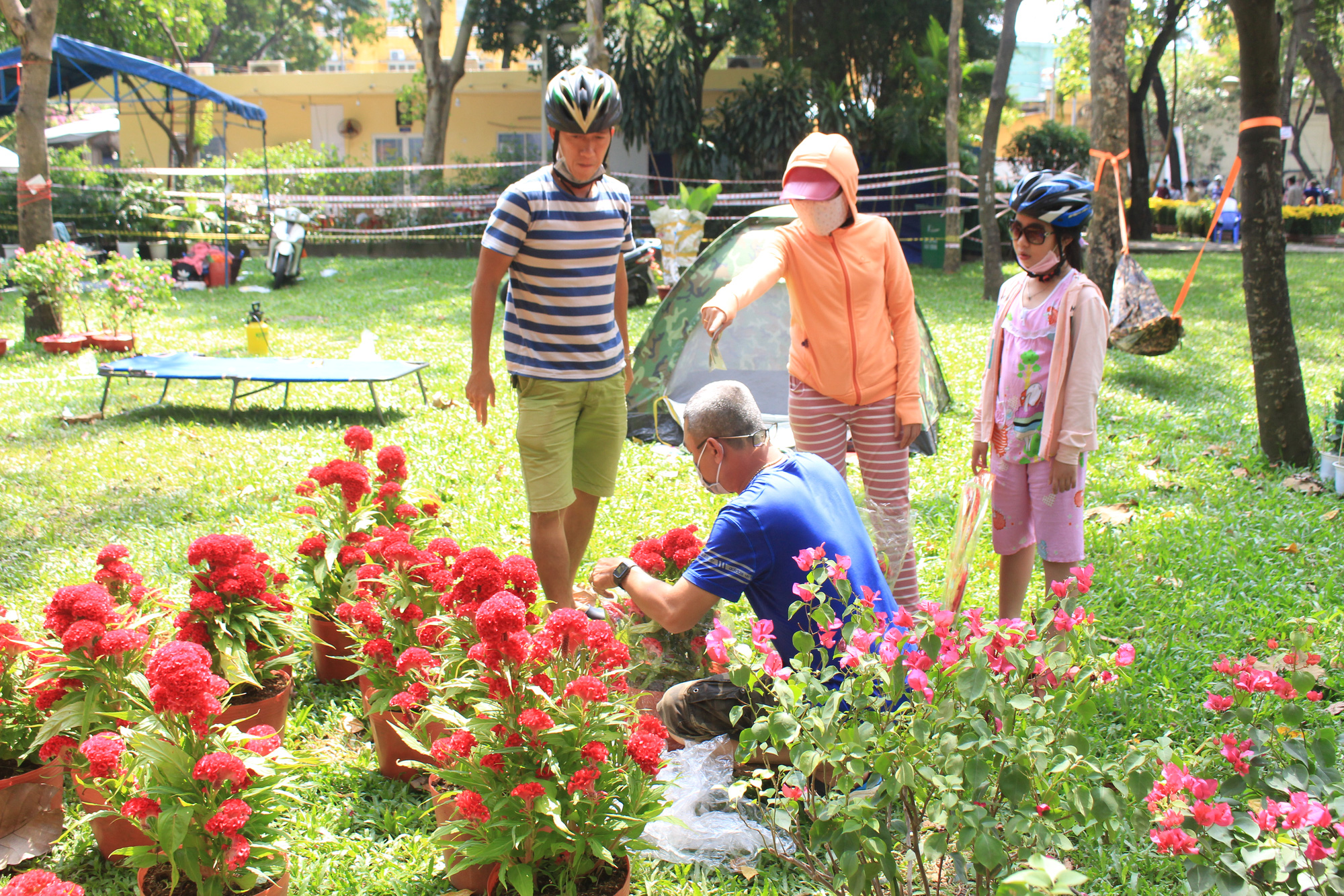 Chợ hoa &quot;nhà giàu&quot; Sài Gòn chỉ còn hơn chục cây đào, nhiều người bắt đầu đổ xô đi mua hoa - Ảnh 8.