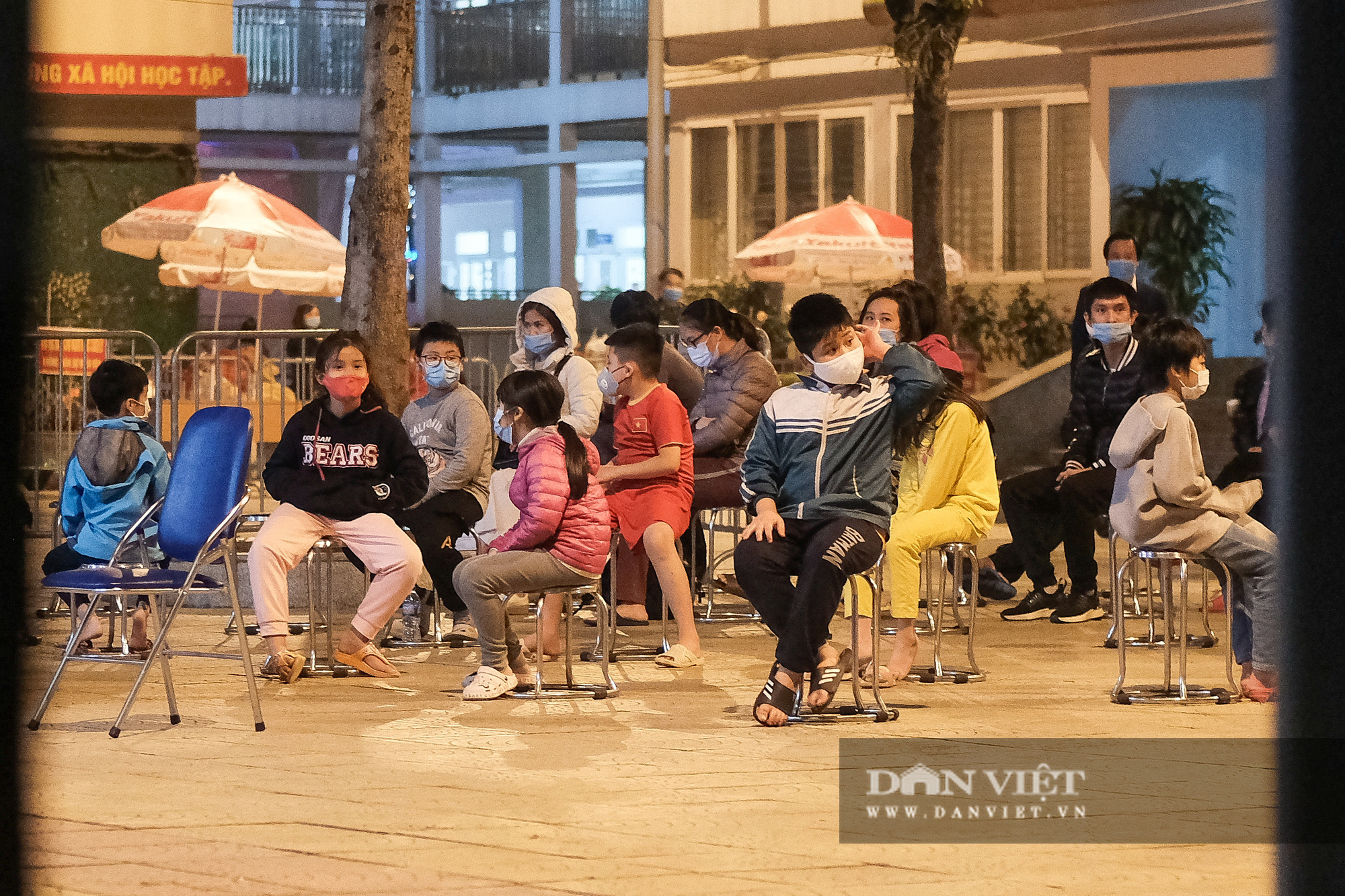 15 học sinh cách ly tập trung ở tiểu học Xuân Phương được về nhà trong đêm - Ảnh 2.