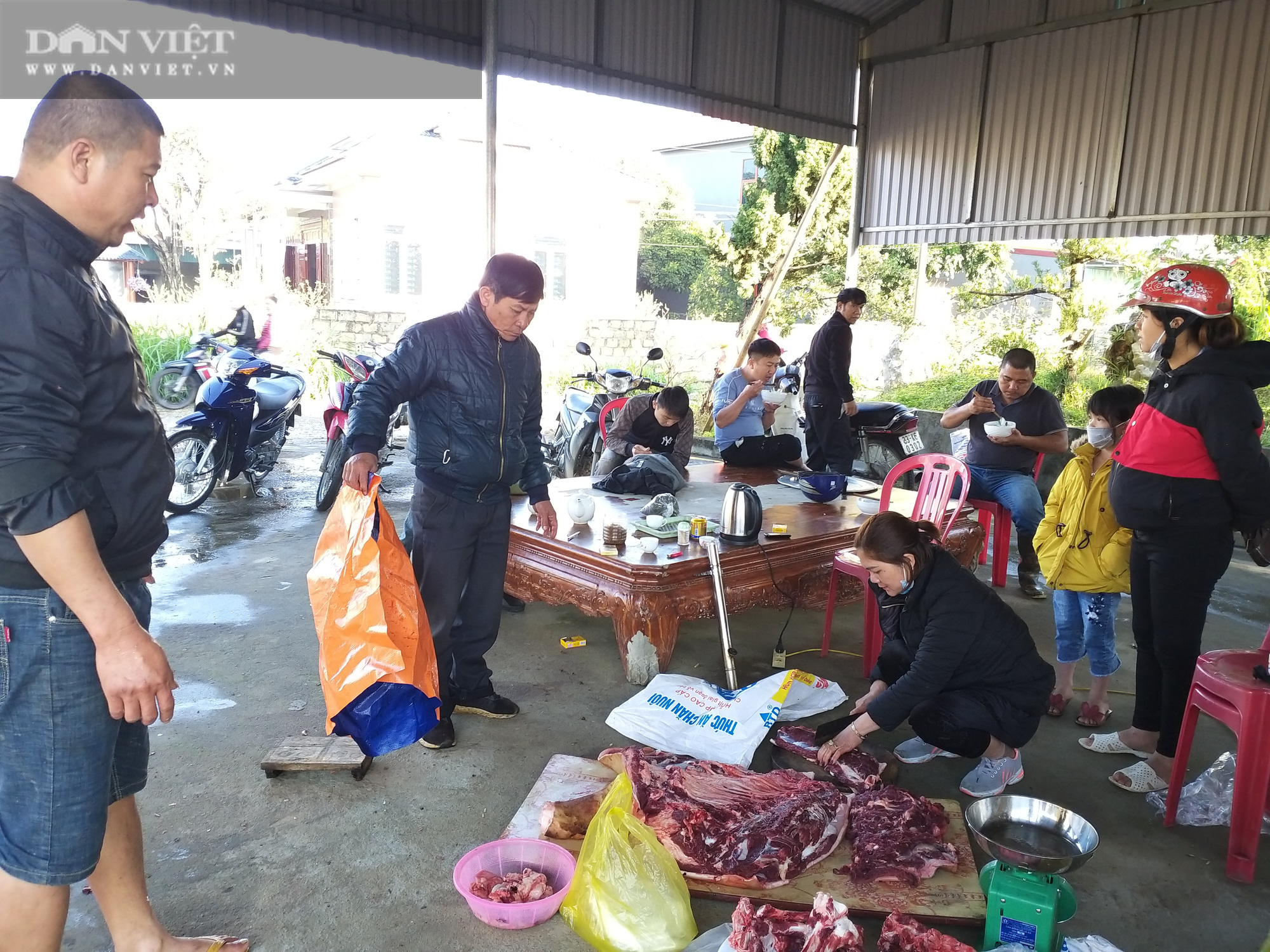 Cận Tết, mổ thịt&quot;con sửu&quot; bán giá cao nhất làng, lão nông Ninh Bình nói điều này mà hút đông khách đến mua hết hàng - Ảnh 3.