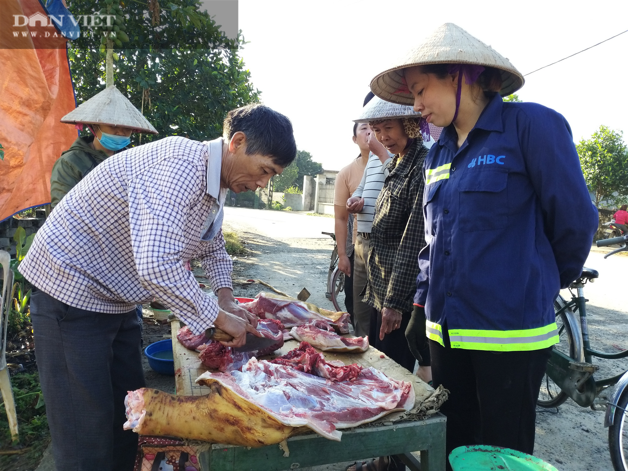 Cận Tết, mổ thịt&quot;con sửu&quot; bán giá cao nhất làng, lão nông Ninh Bình nói điều này mà hút đông khách đến mua hết hàng - Ảnh 5.