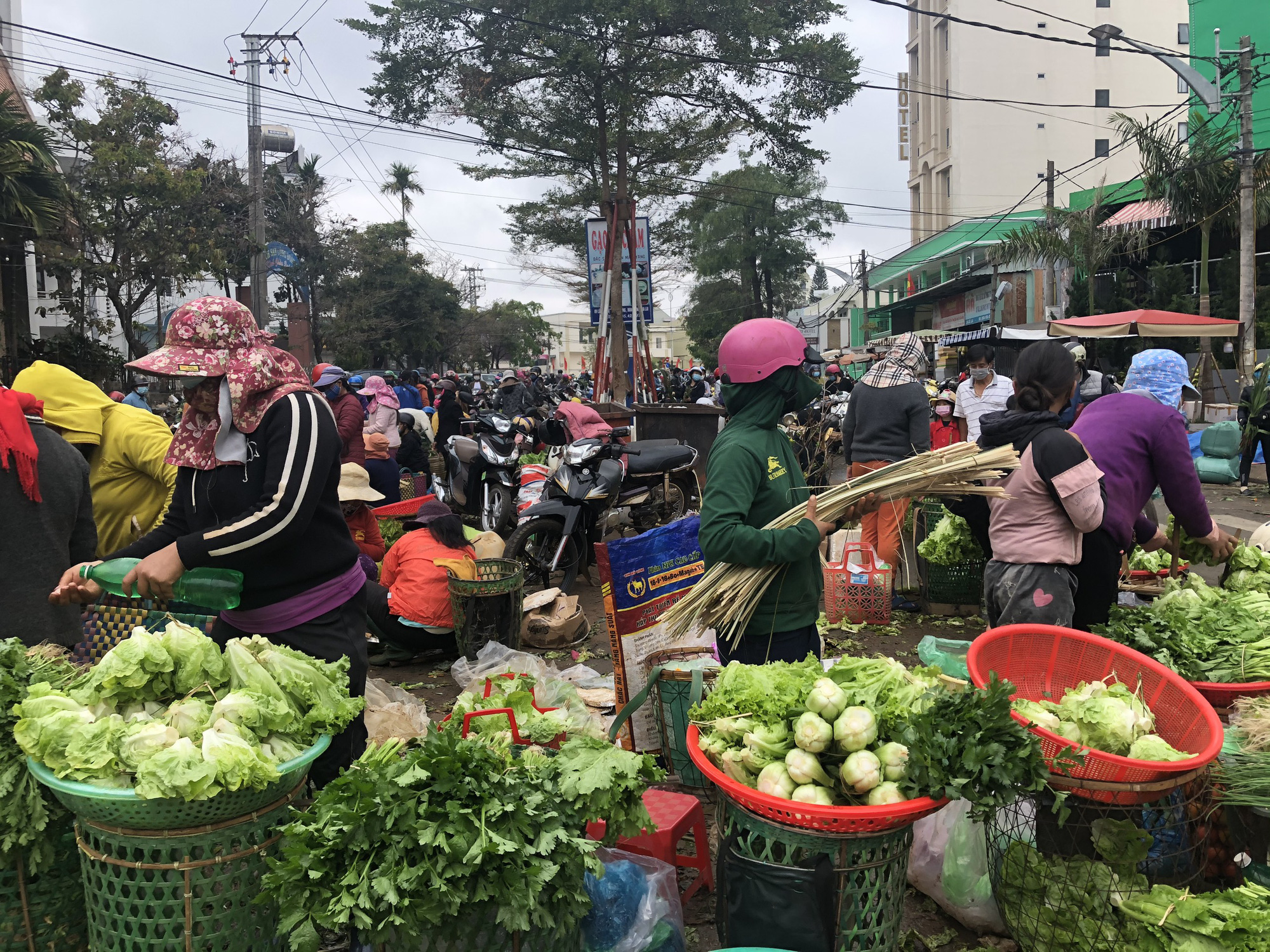 Dịch Covid-19 ở Gia Lai: Giá hoa, quả liên tục tăng, người dân nườm nượp đi mua về chưng tết - Ảnh 4.