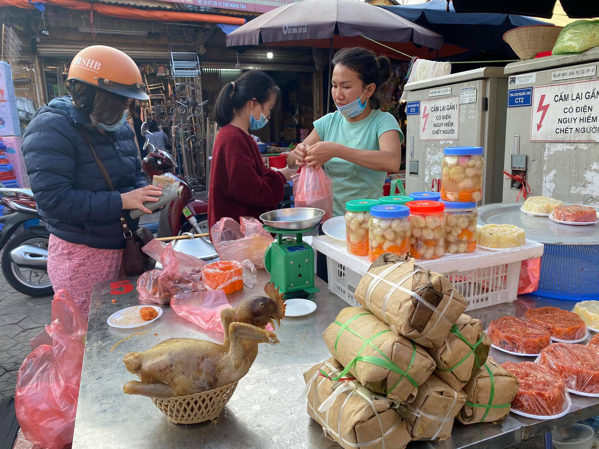 Bánh chưng: Bánh chưng - món ăn truyền thống đậm đà hương vị quê nhà. Hình ảnh bánh chưng xanh trắng hấp dẫn nước cùng vị ngọt của đậu xanh, mặn của thịt lợn được bọc bởi lá dong sẽ khiến bạn muốn thưởng thức ngay lập tức.