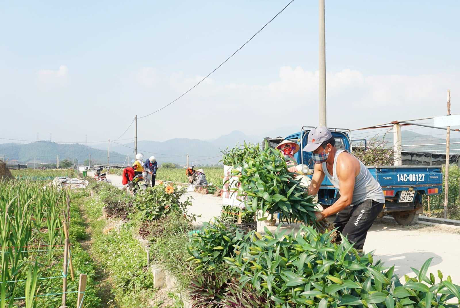 Hối hả ngày 30 Tết ở 2 ổ dịch Vân Đồn, Đông Triều - Ảnh 10.