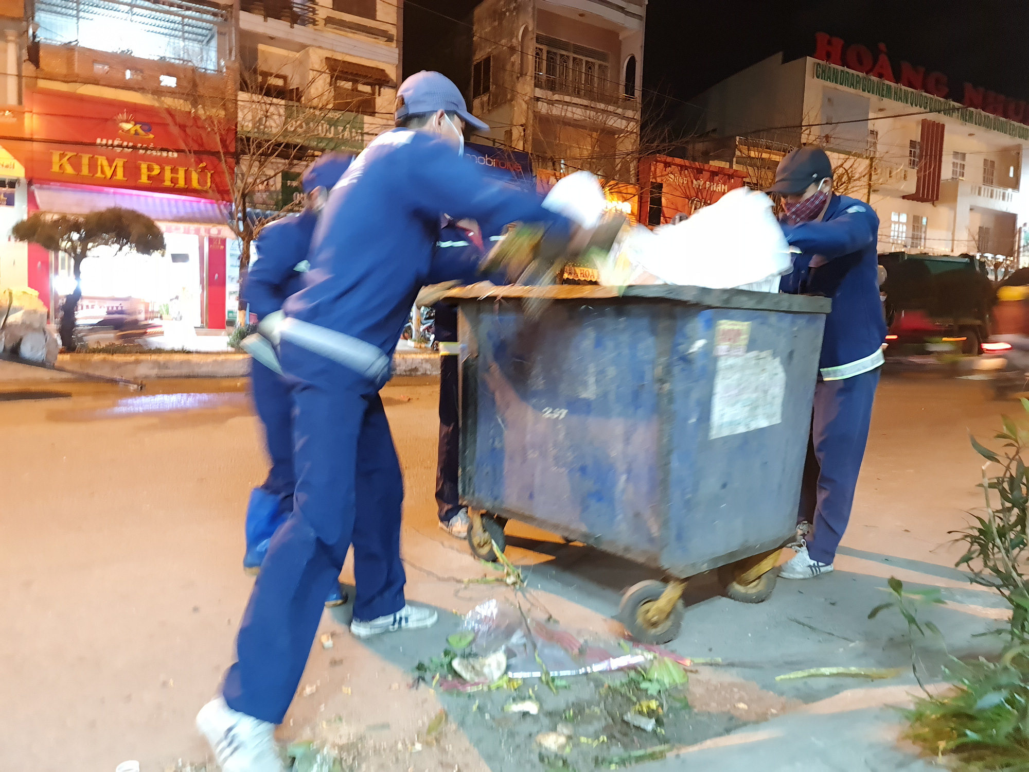 Quảng Nam: Bí thư Tỉnh ủy xuống tận nơi lao công dọn rác để tặng quà - Ảnh 7.