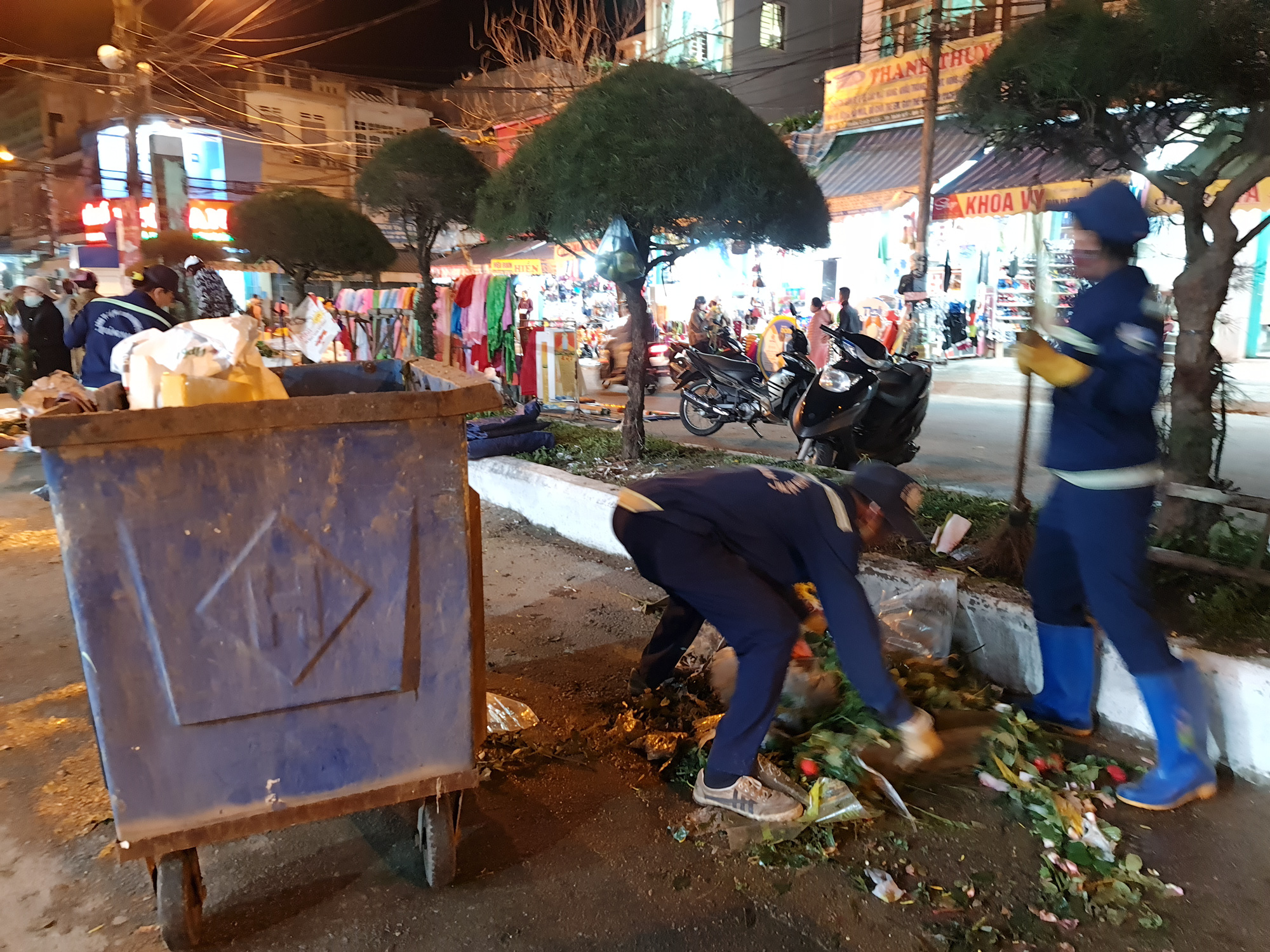 Quảng Nam: Bí thư Tỉnh ủy xuống tận nơi lao công dọn rác để tặng quà - Ảnh 5.