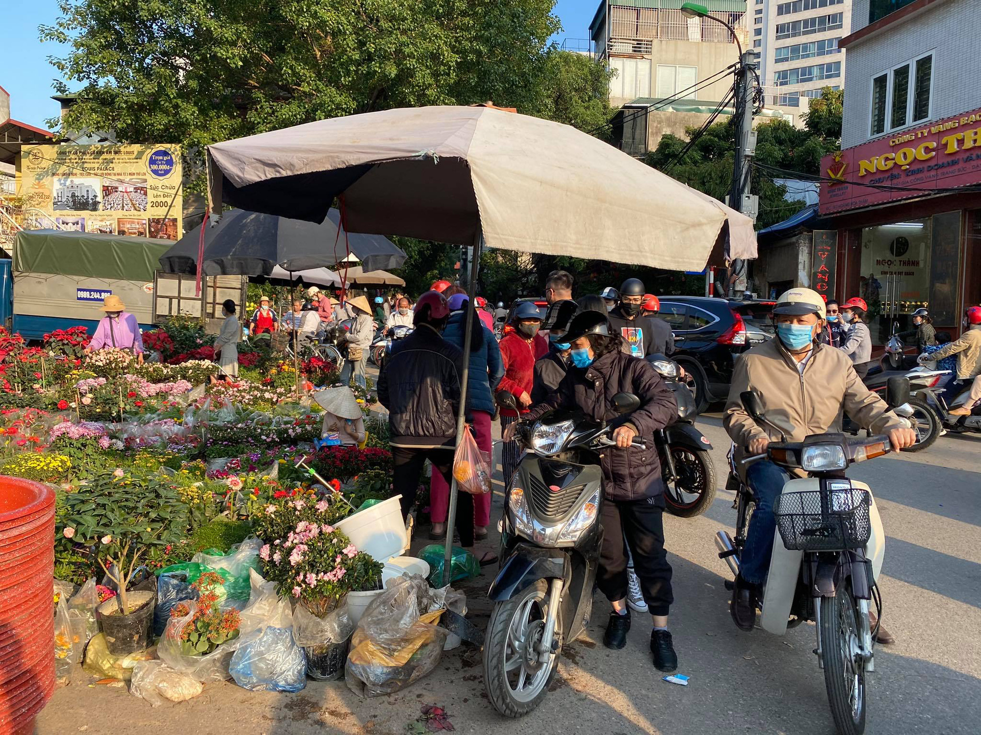 Chiều 30 Tết Tân Sửu 2021: Hoa giảm giá nhẹ, bánh chưng “cháy” hàng - Ảnh 2.