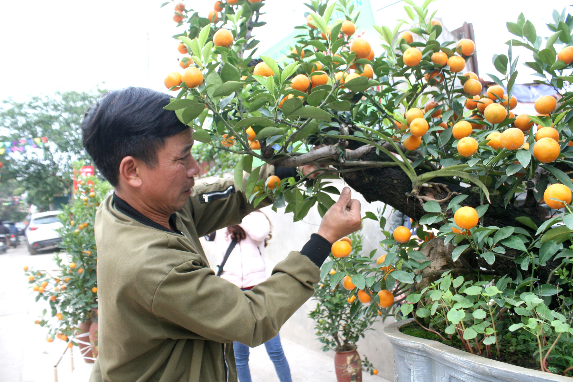 Chiều 30 Tết Tân Sửu 2021: Hoa giảm giá nhẹ, bánh chưng “cháy” hàng - Ảnh 3.