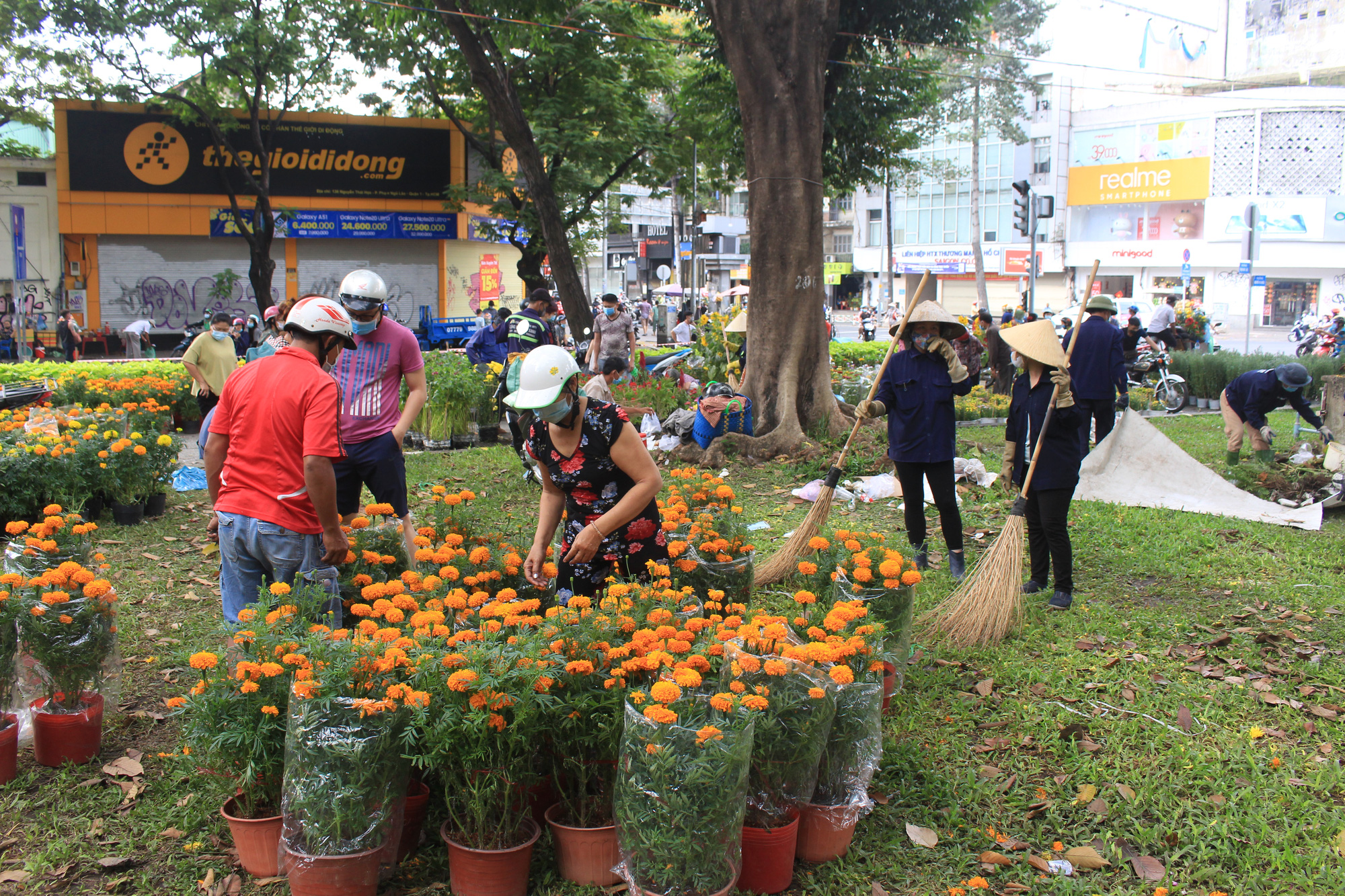 TP.HCM: Đổ xô đi mua hoa hỗ trợ nhà vườn, người bán sáng 30 Tết - Ảnh 9.