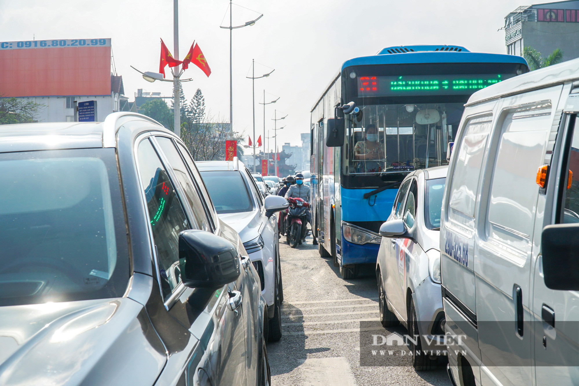 Đường vào chợ hoa Quảng Bá kẹt cứng ngày cuối cùng của năm - Ảnh 3.