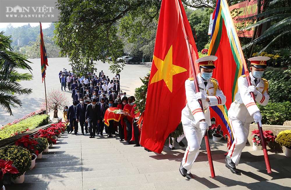 Lãnh đạo tỉnh Phú Thọ thay mặt cả nước dâng hương, kính cáo các Vua Hùng - Ảnh 3.