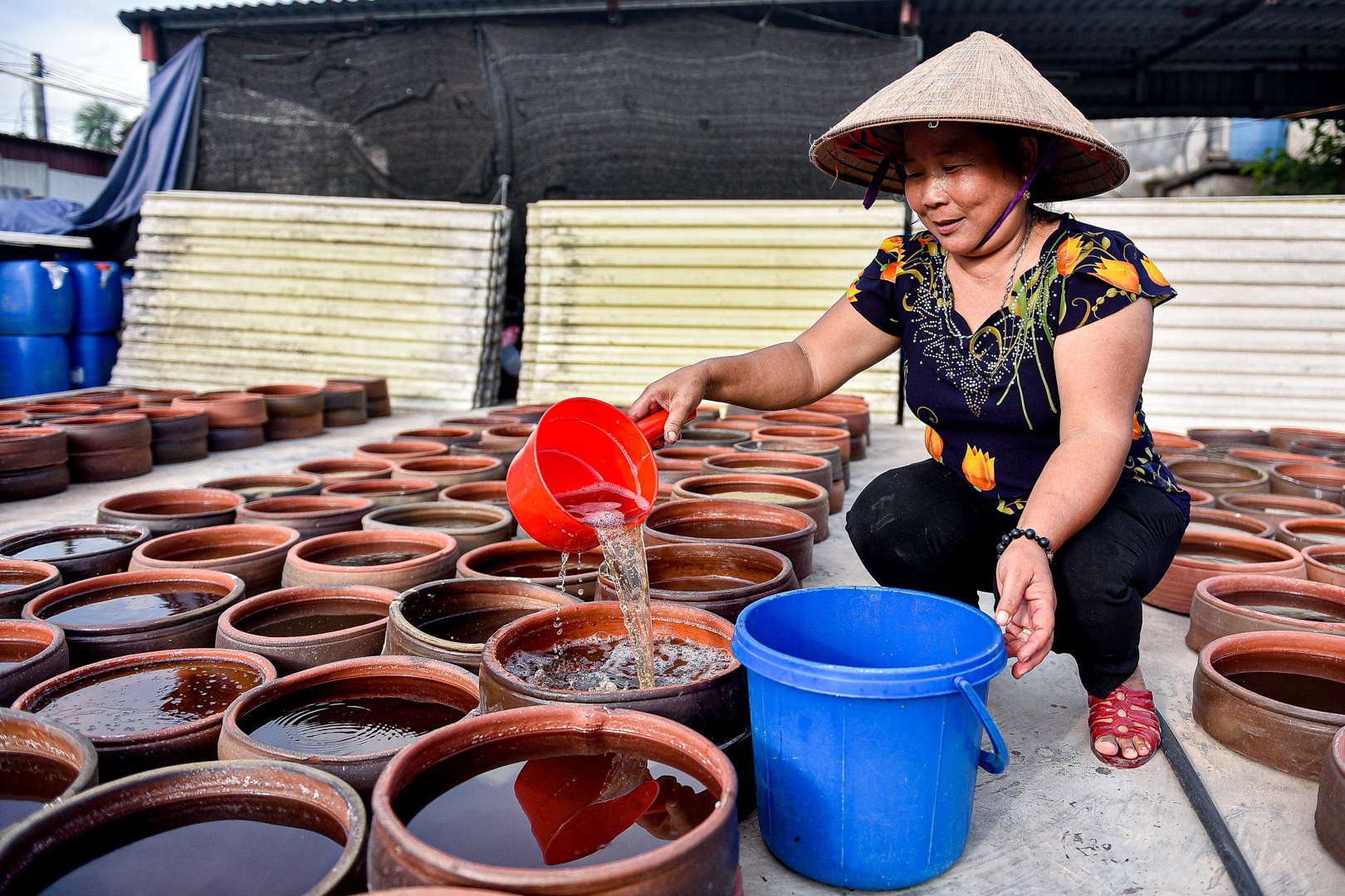 Gia đình 4 đời làm đặc sản nước mắm truyền thống &quot;ngày hong nắng, tối phơi sương&quot; - Ảnh 3.