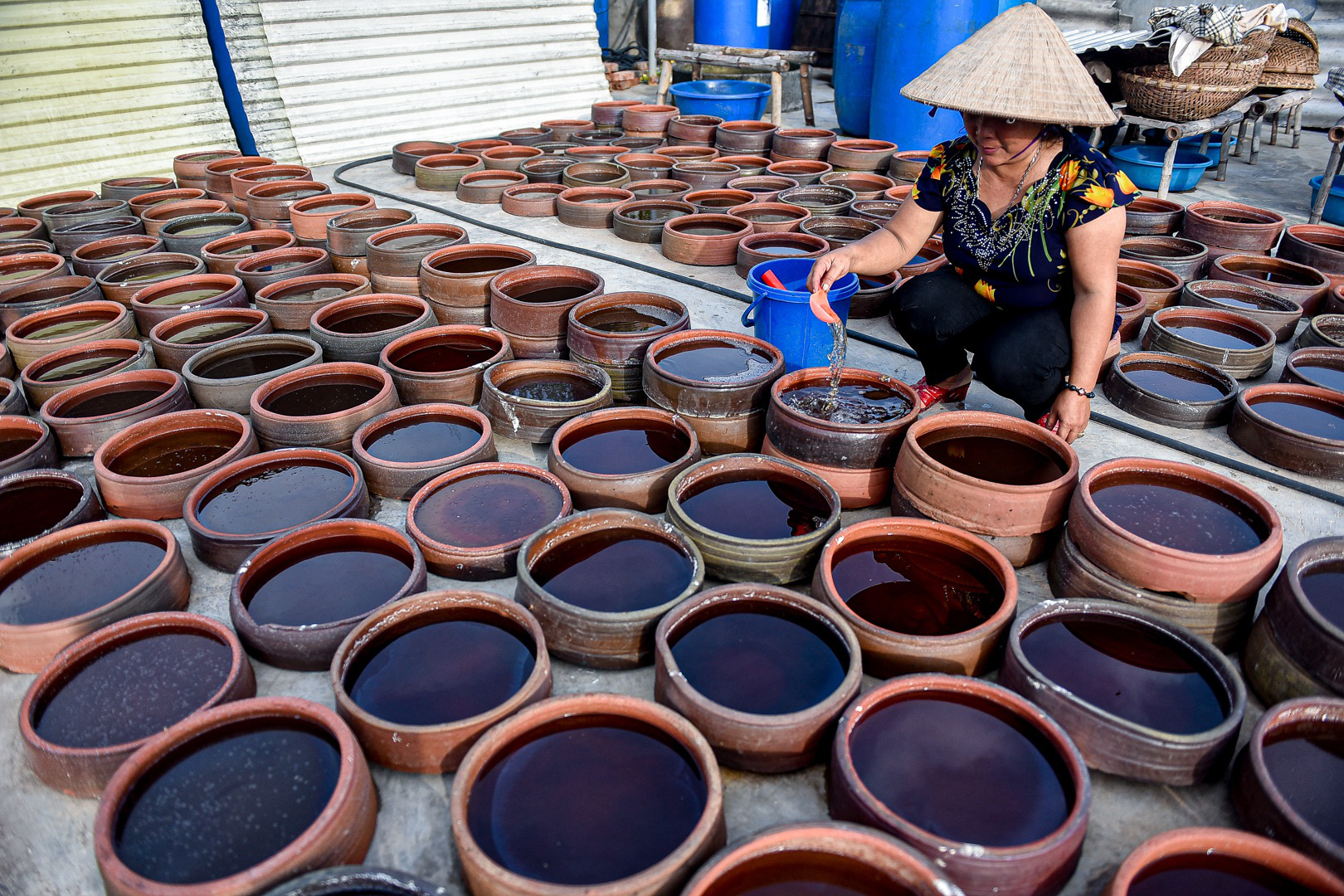 Gia đình 4 đời làm đặc sản nước mắm truyền thống &quot;ngày hong nắng, tối phơi sương&quot; - Ảnh 2.