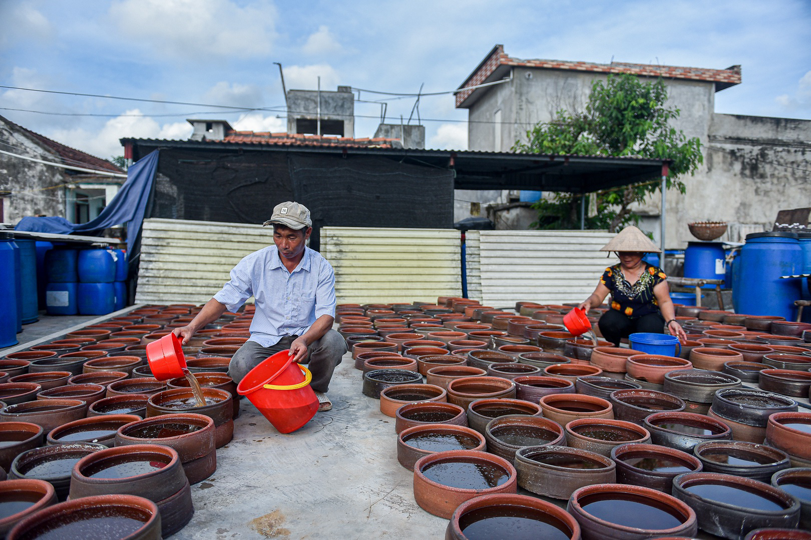 Gia đình 4 đời làm đặc sản nước mắm truyền thống &quot;ngày hong nắng, tối phơi sương&quot; - Ảnh 4.