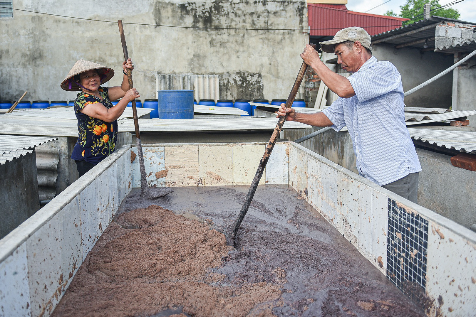 Gia đình 4 đời làm đặc sản nước mắm truyền thống &quot;ngày hong nắng, tối phơi sương&quot; - Ảnh 8.