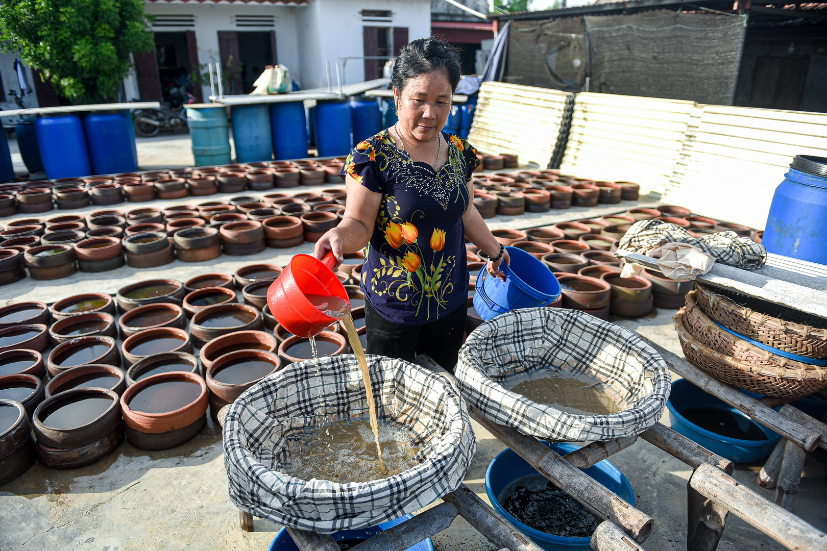 Gia đình 4 đời làm đặc sản nước mắm truyền thống &quot;ngày hong nắng, tối phơi sương&quot; - Ảnh 7.