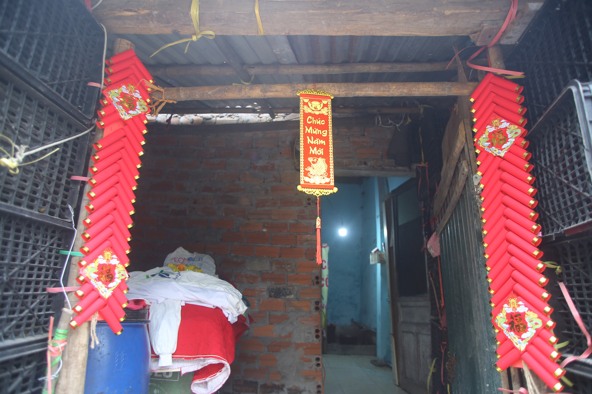 Cái Tết đặc biệt của bà lão hơn 15 năm sống khu “ổ chuột” cầu Long Biên - Ảnh 9.