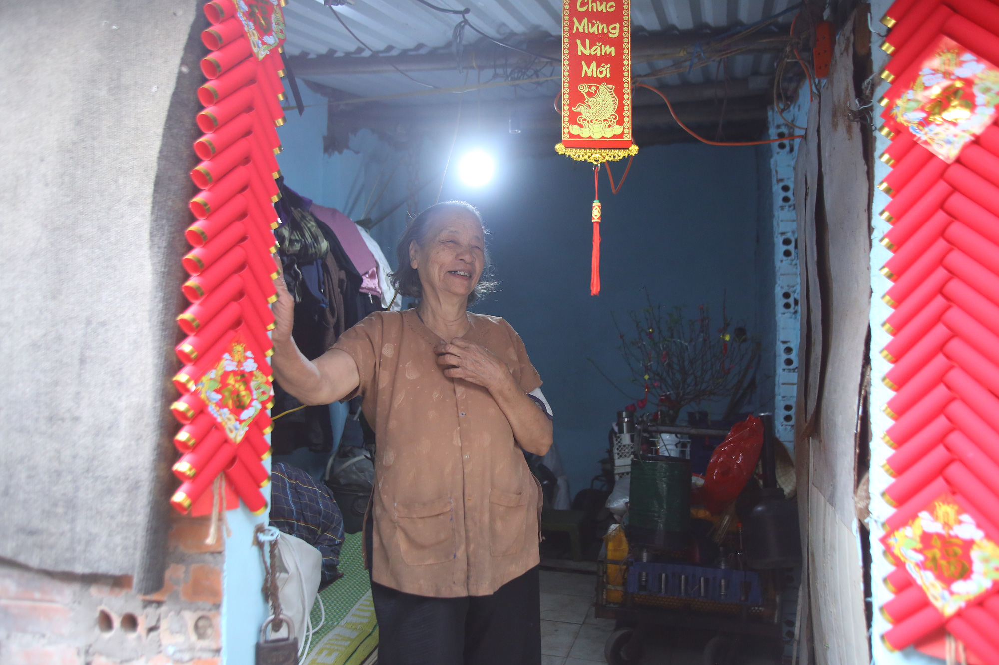 Cái Tết đặc biệt của bà lão hơn 15 năm sống khu “ổ chuột” cầu Long Biên - Ảnh 13.