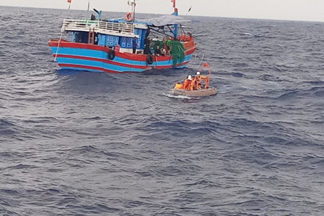 Tin vui 30 Tết: 4 ngư dân Bình Định gặp nạn thoát chết trở về - Ảnh 1.